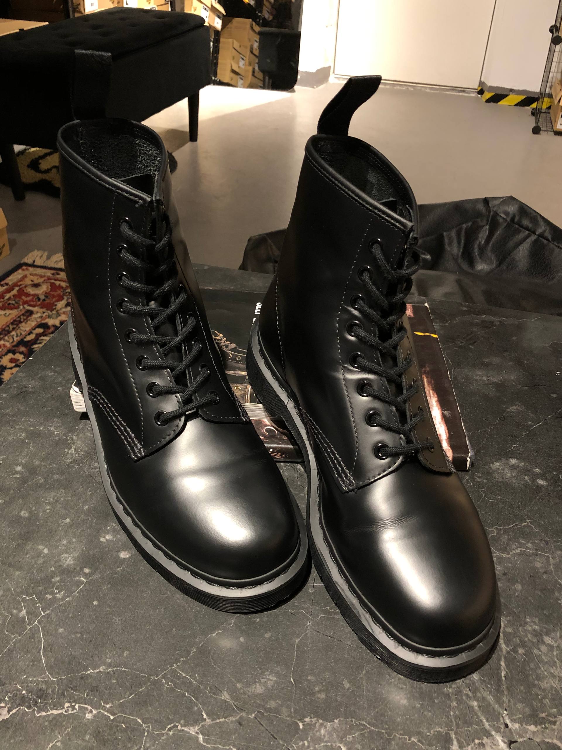 Dr. Martens 1460 Mono - Black Smooth (UK 9½ / EU 44) RESALE черевики Dr. Martens 1460 Mono - Black Smooth (UK 9½ / EU 44) Вживані, Без дефектів