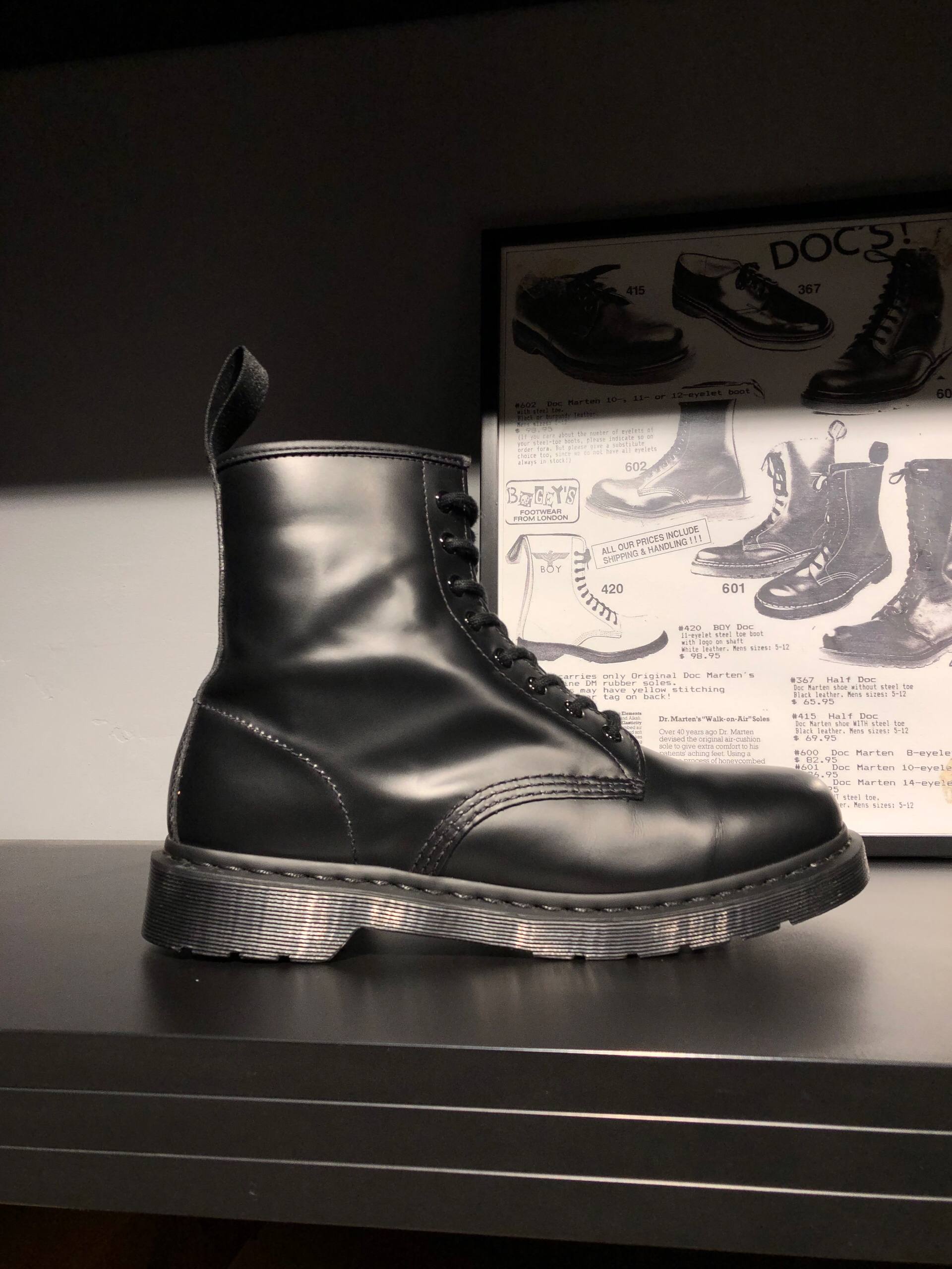 Dr. Martens 1460 Mono - Black Smooth (UK 9½ / EU 44) RESALE черевики Dr. Martens 1460 Mono - Black Smooth (UK 9½ / EU 44) Вживані, Без дефектів