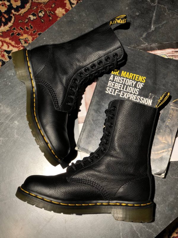 На фото вживані Dr. Martens 1490 Black Virginia (UK 5 / EU 38)