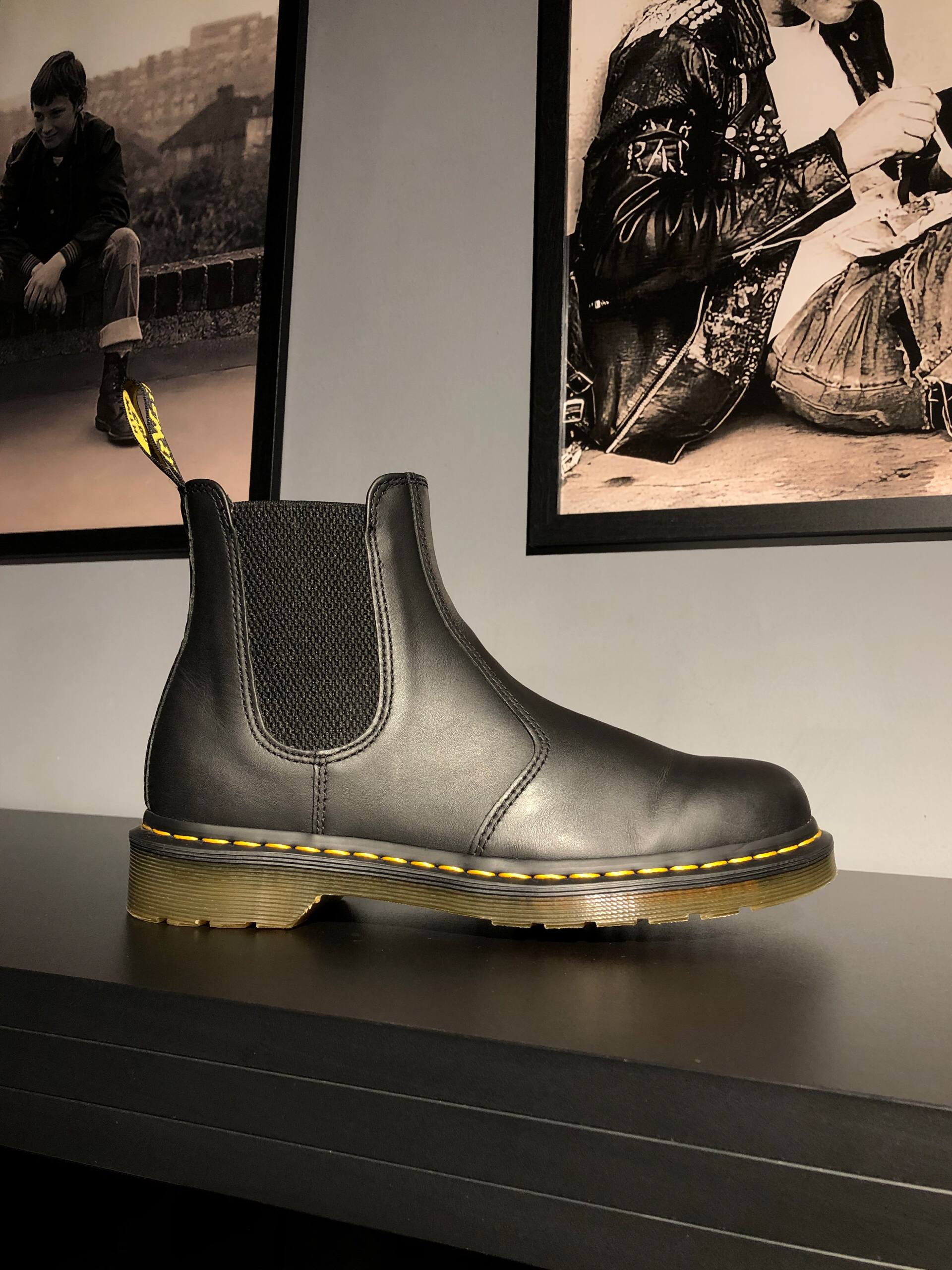 Dr. Martens 2976 Black Nappa (UK 7 EU 41) Класичні челсі від Dr. Martens 2976 – Black Nappa (UK 7 / EU 41) Вживані, в хорошому стані.