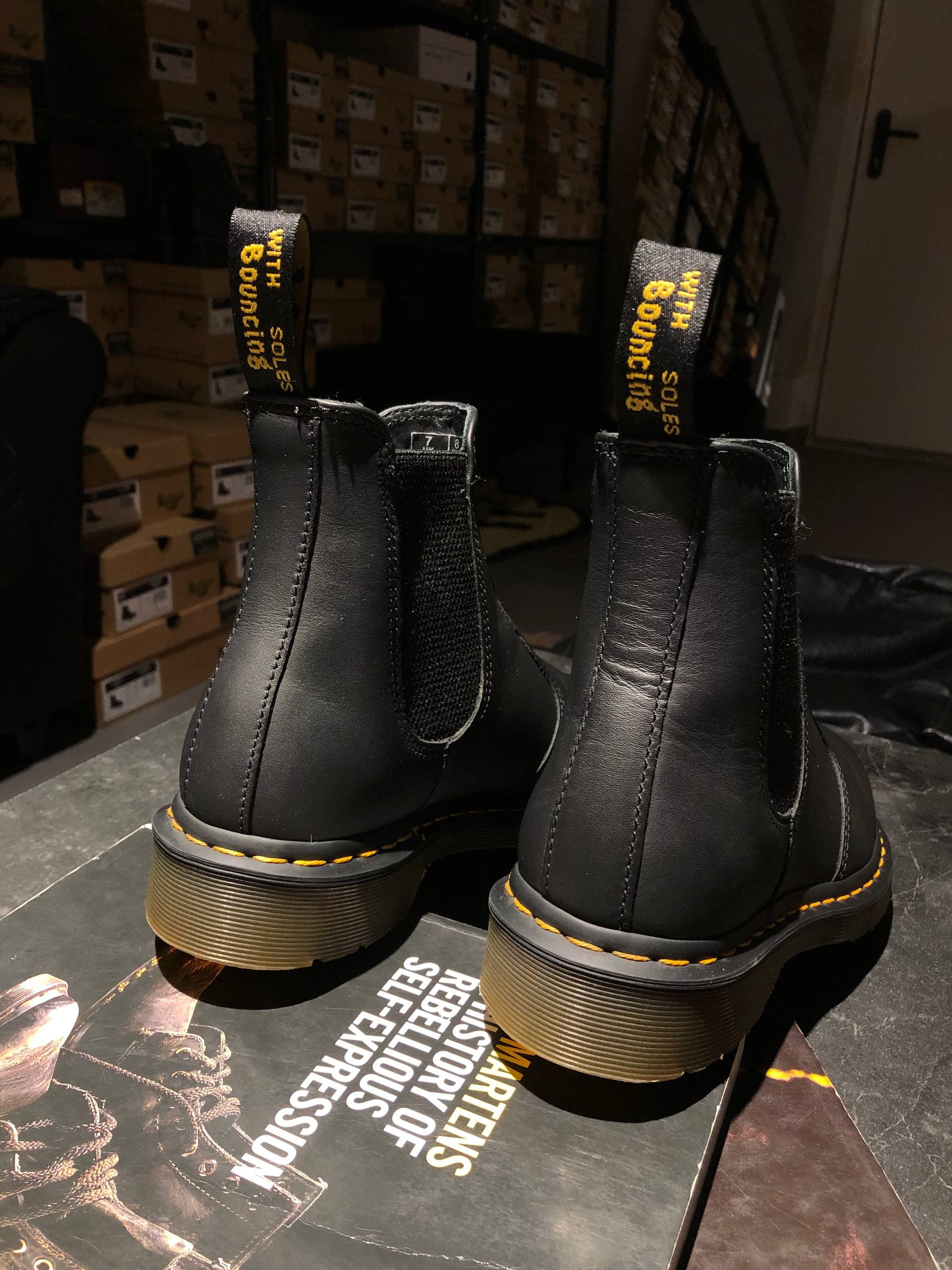 Dr. Martens 2976 Black Nappa (UK 7 EU 41) Класичні челсі від Dr. Martens 2976 – Black Nappa (UK 7 / EU 41) Вживані, в хорошому стані.