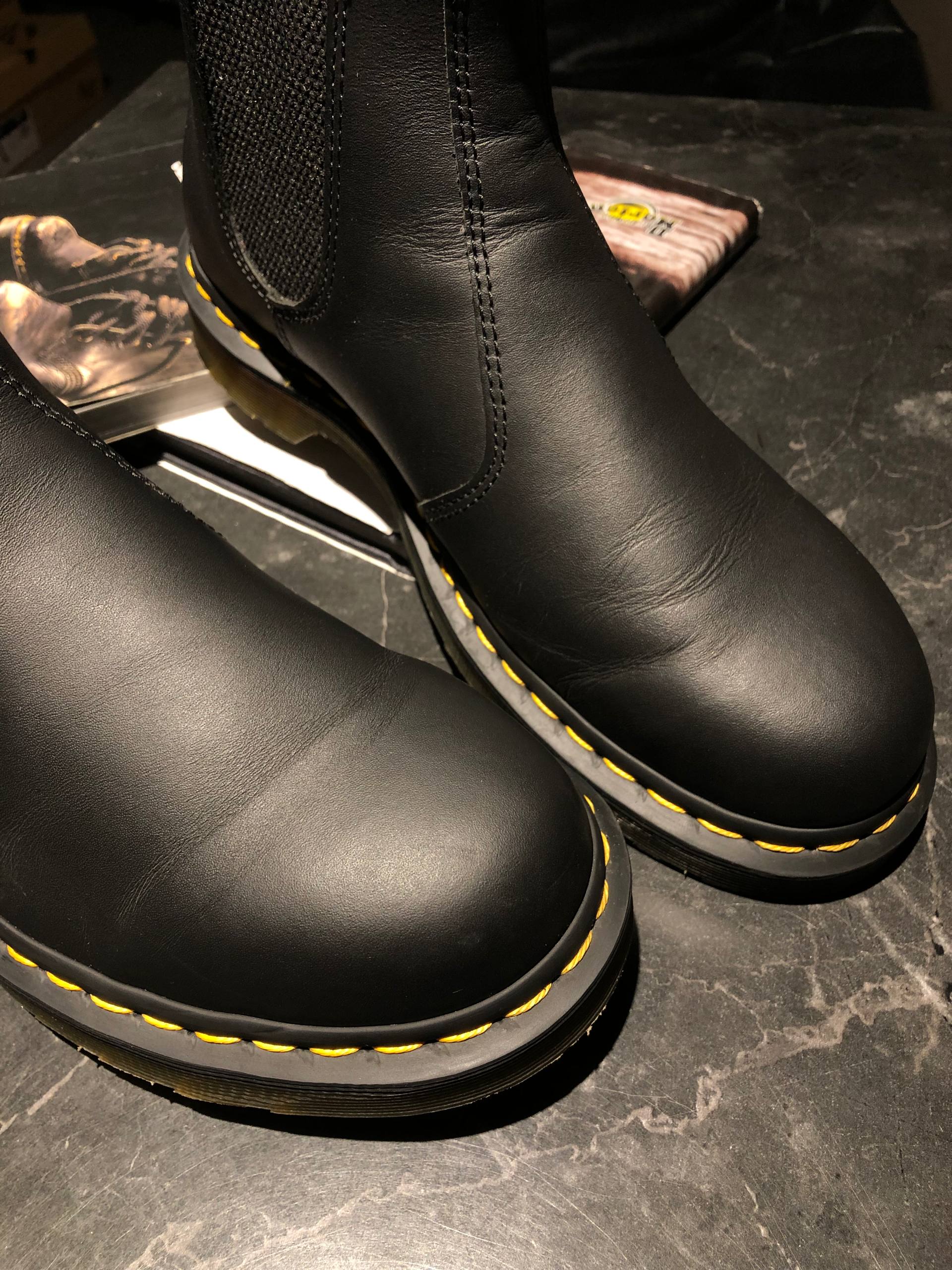 Dr. Martens 2976 Black Nappa (UK 7 EU 41) Класичні челсі від Dr. Martens 2976 – Black Nappa (UK 7 / EU 41) Вживані, в хорошому стані.