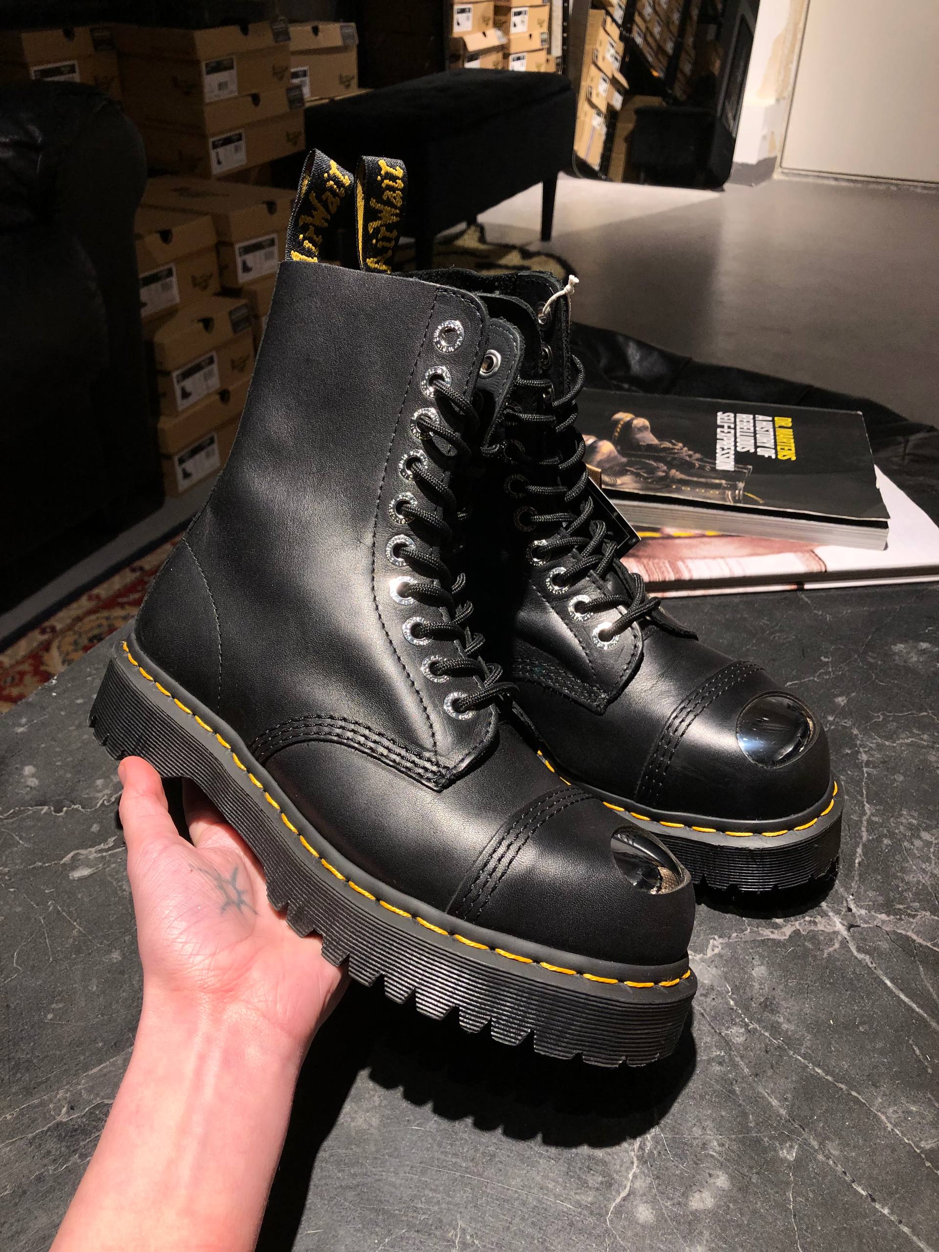 Dr. Martens 8761 BXB Black Luxor (UK 6 EU 39) Вживані оригінальні черевики Dr. Martens 8761 BXB Black Luxor (UK 6 EU 39) Рідкісна модель з м'якої шкіри в ідеальному стані.