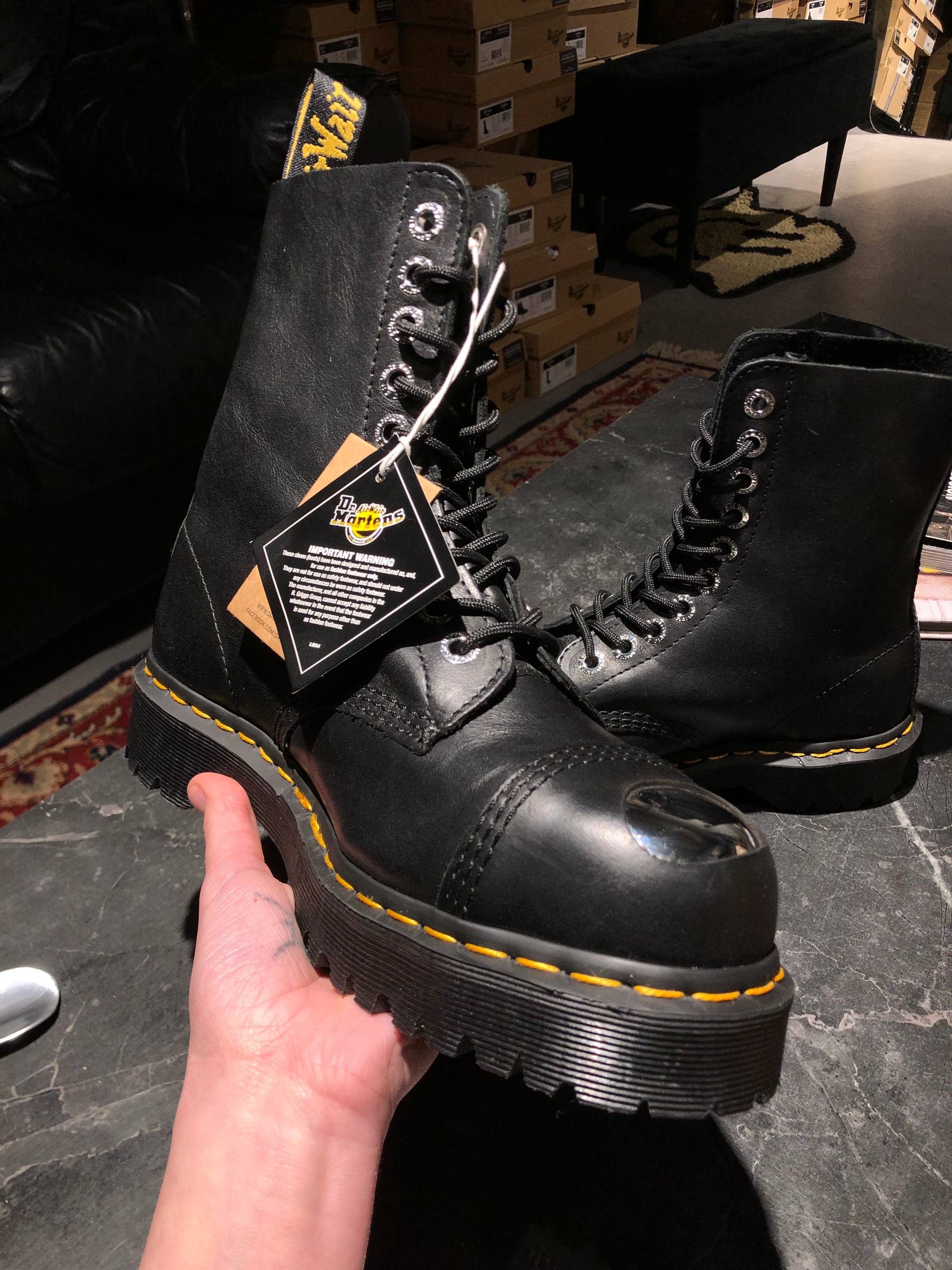Dr. Martens 8761 BXB Black Luxor (UK 6 EU 39) Вживані оригінальні черевики Dr. Martens 8761 BXB Black Luxor (UK 6 EU 39) Рідкісна модель з м'якої шкіри в ідеальному стані.