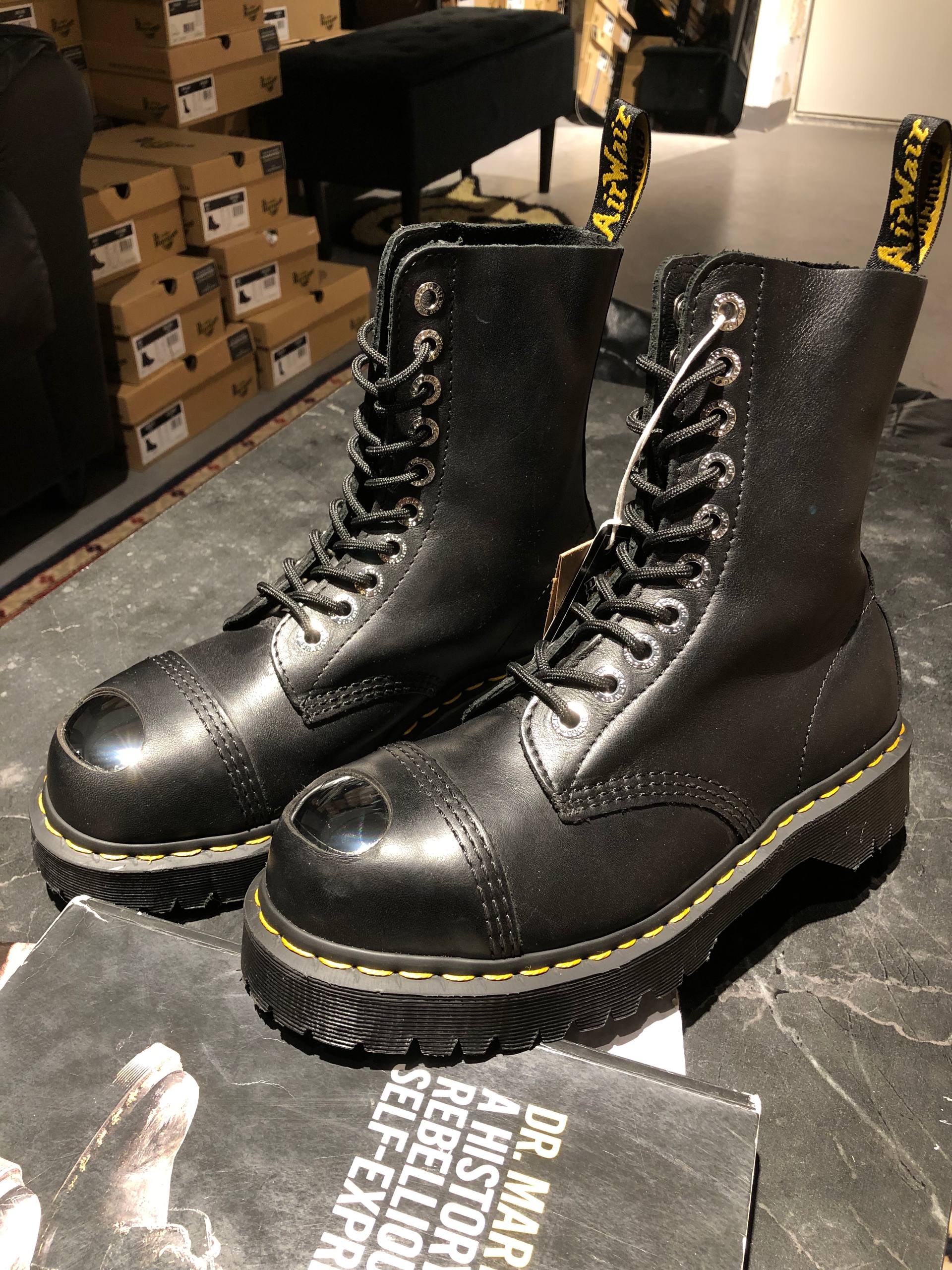 Dr. Martens 8761 BXB Black Luxor (UK 6 EU 39) Вживані оригінальні черевики Dr. Martens 8761 BXB Black Luxor (UK 6 EU 39) Рідкісна модель з м'якої шкіри в ідеальному стані.