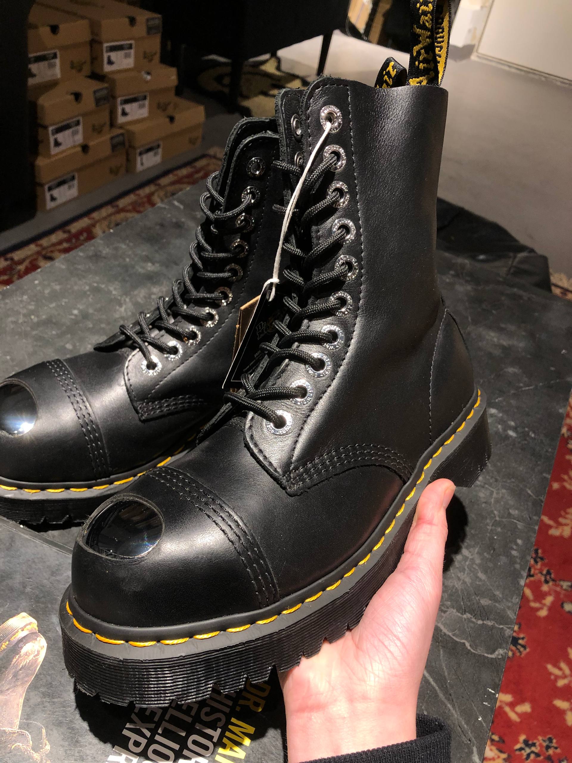 Dr. Martens 8761 BXB Black Luxor (UK 6 EU 39) Вживані оригінальні черевики Dr. Martens 8761 BXB Black Luxor (UK 6 EU 39) Рідкісна модель з м'якої шкіри в ідеальному стані.