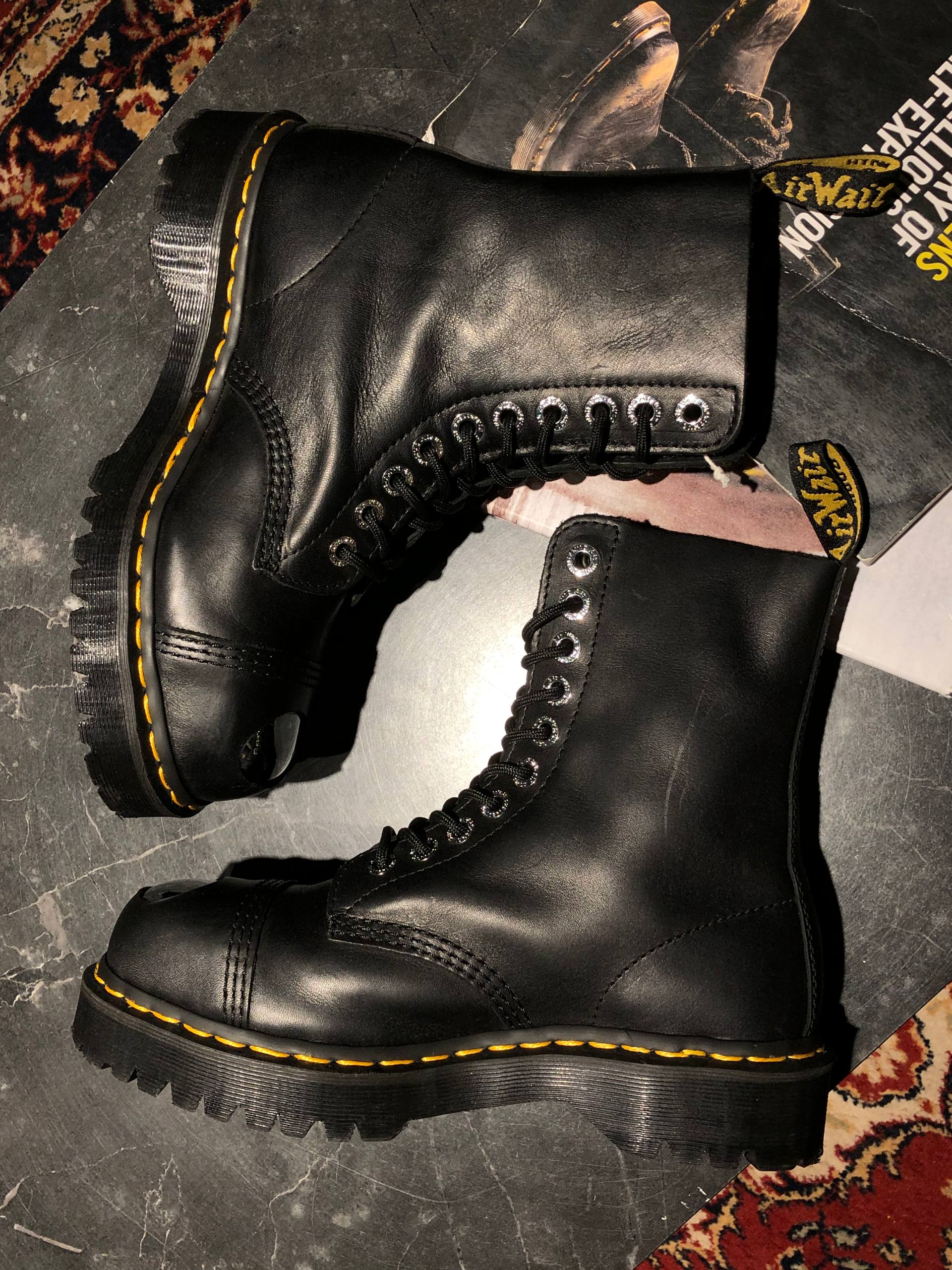 Dr. Martens 8761 BXB Black Luxor (UK 6 EU 39) Вживані оригінальні черевики Dr. Martens 8761 BXB Black Luxor (UK 6 EU 39) Рідкісна модель з м'якої шкіри в ідеальному стані.