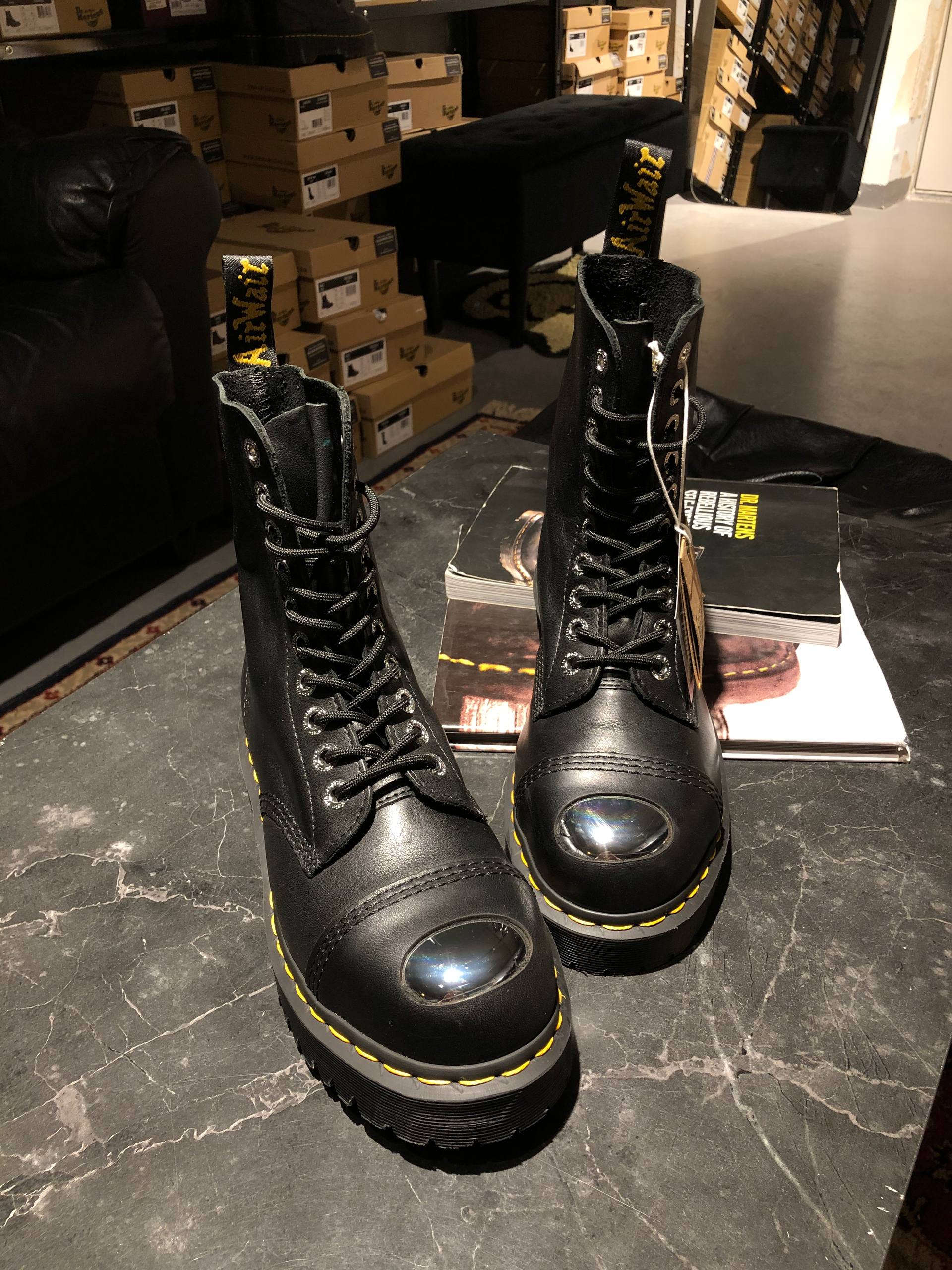 Dr. Martens 8761 BXB Black Luxor (UK 6 EU 39) Вживані оригінальні черевики Dr. Martens 8761 BXB Black Luxor (UK 6 EU 39) Рідкісна модель з м'якої шкіри в ідеальному стані.