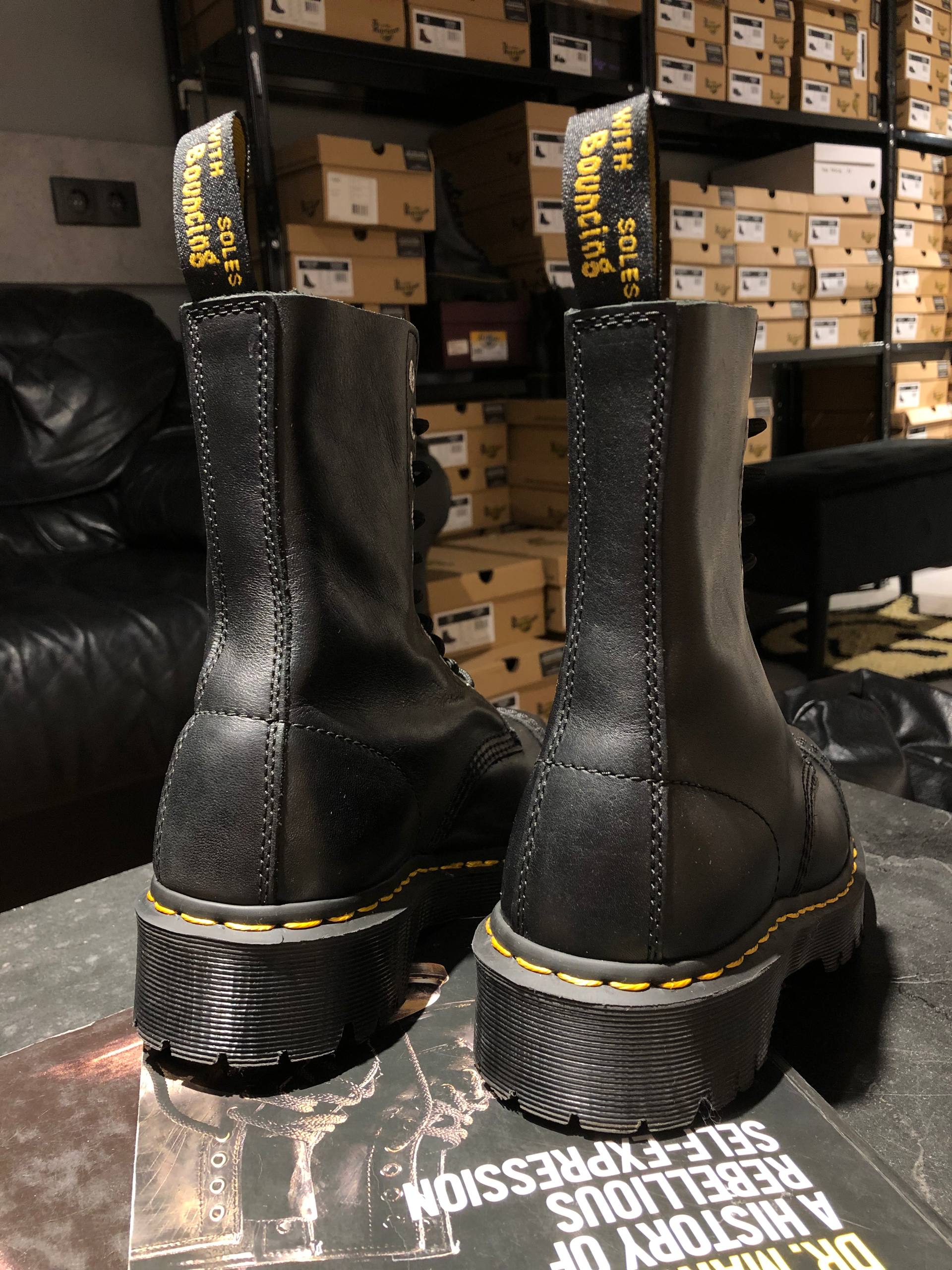 Dr. Martens 8761 BXB Black Luxor (UK 6 EU 39) Вживані оригінальні черевики Dr. Martens 8761 BXB Black Luxor (UK 6 EU 39) Рідкісна модель з м'якої шкіри в ідеальному стані.