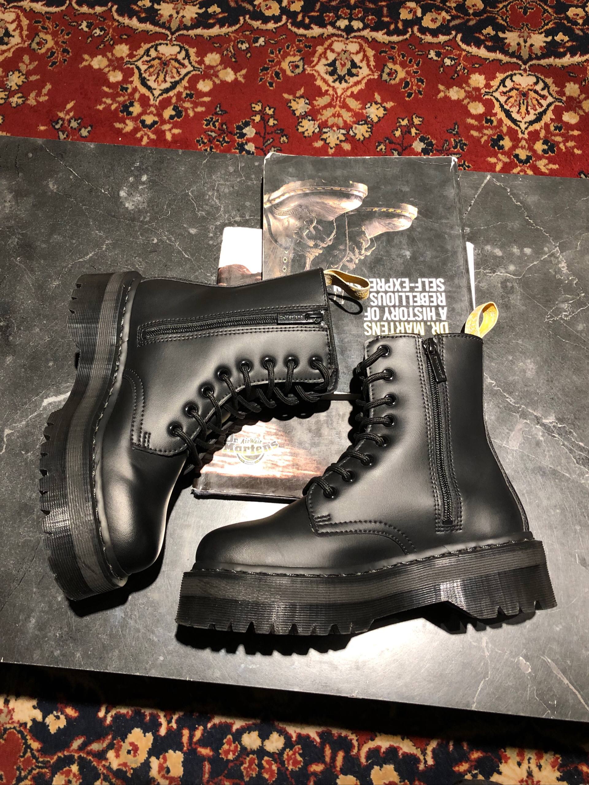 Dr. Martens Jadon II Vegan - Mono Black Felix - 38 Вживані черевики Dr. Martens Jadon II Vegan - Mono Black Felix - 38 в ідеальному стані