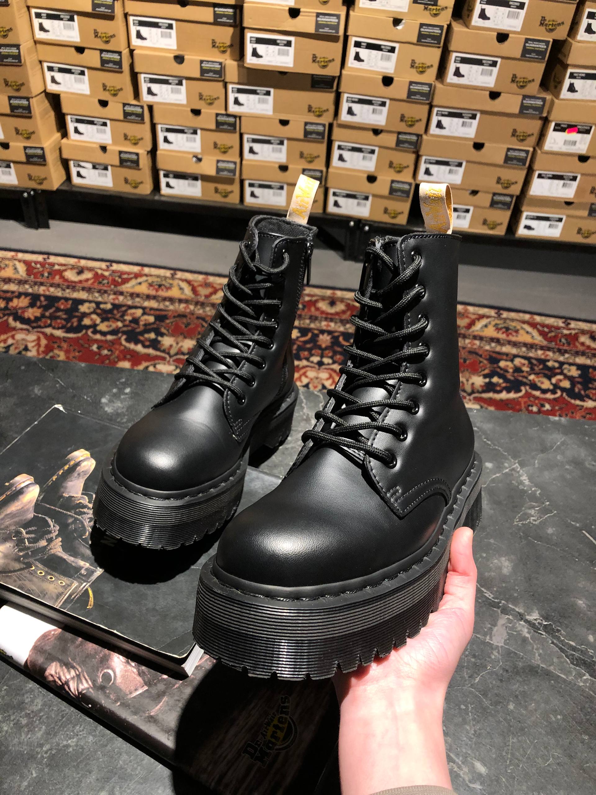 Dr. Martens Jadon II Vegan - Mono Black Felix - 38 Вживані черевики Dr. Martens Jadon II Vegan - Mono Black Felix - 38 в ідеальному стані