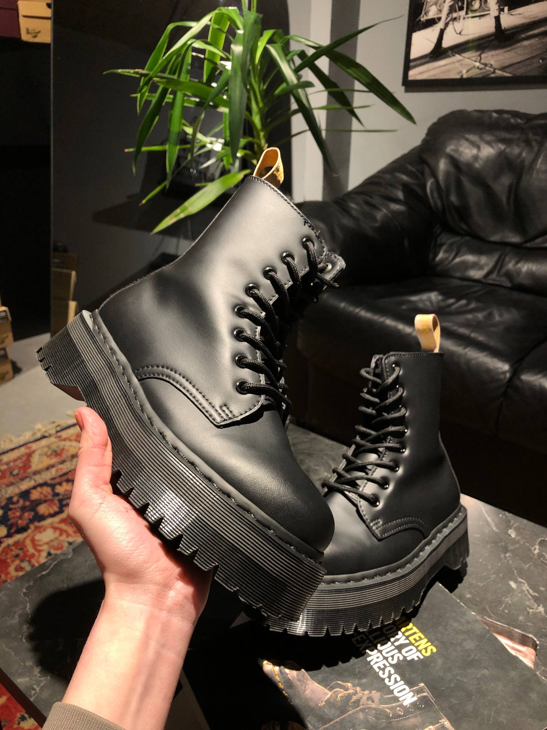 Dr. Martens Jadon II Vegan - Mono Black Felix - 38 Вживані черевики Dr. Martens Jadon II Vegan - Mono Black Felix - 38 в ідеальному стані