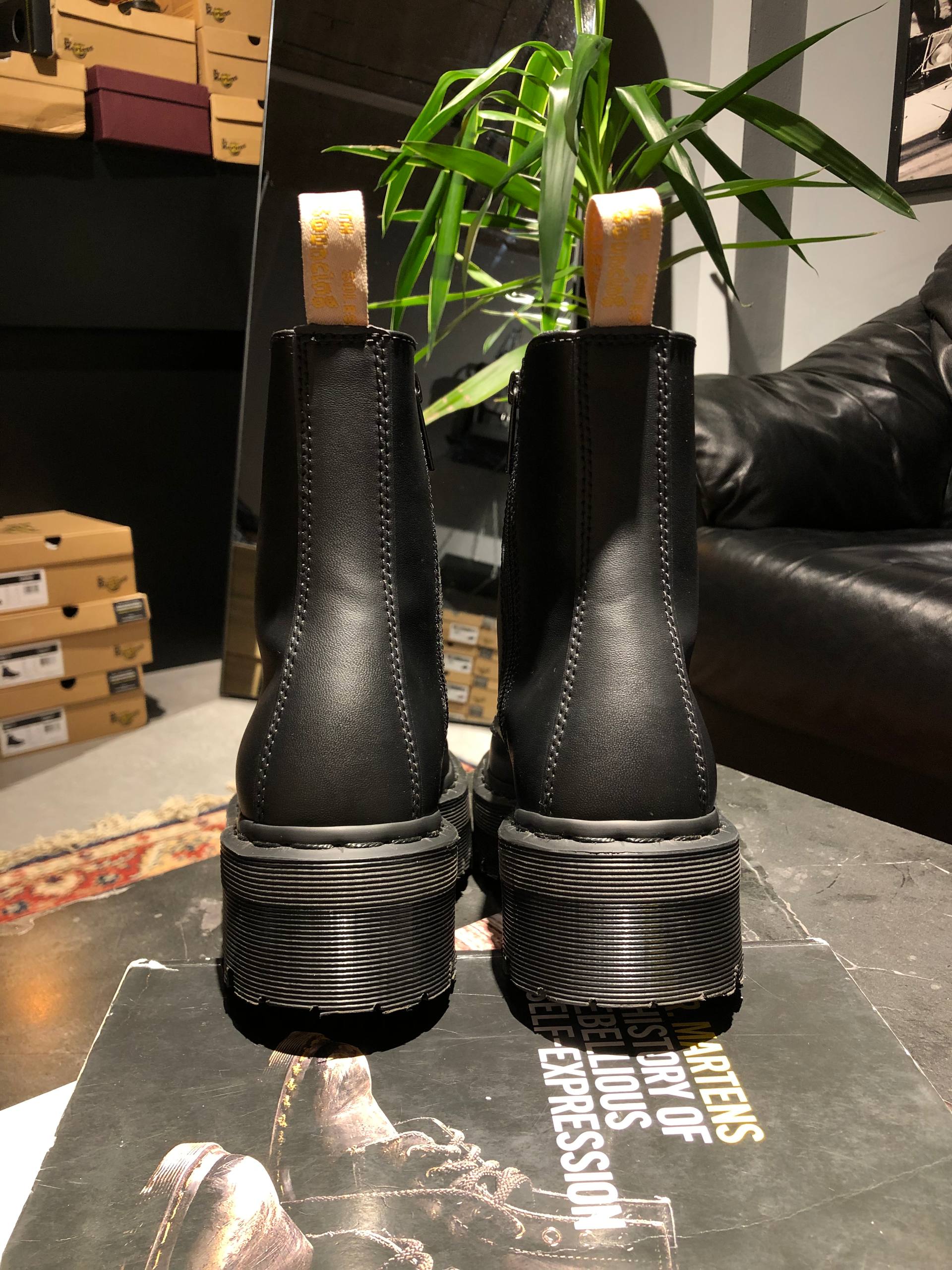 Dr. Martens Jadon II Vegan - Mono Black Felix - 38 Вживані черевики Dr. Martens Jadon II Vegan - Mono Black Felix - 38 в ідеальному стані