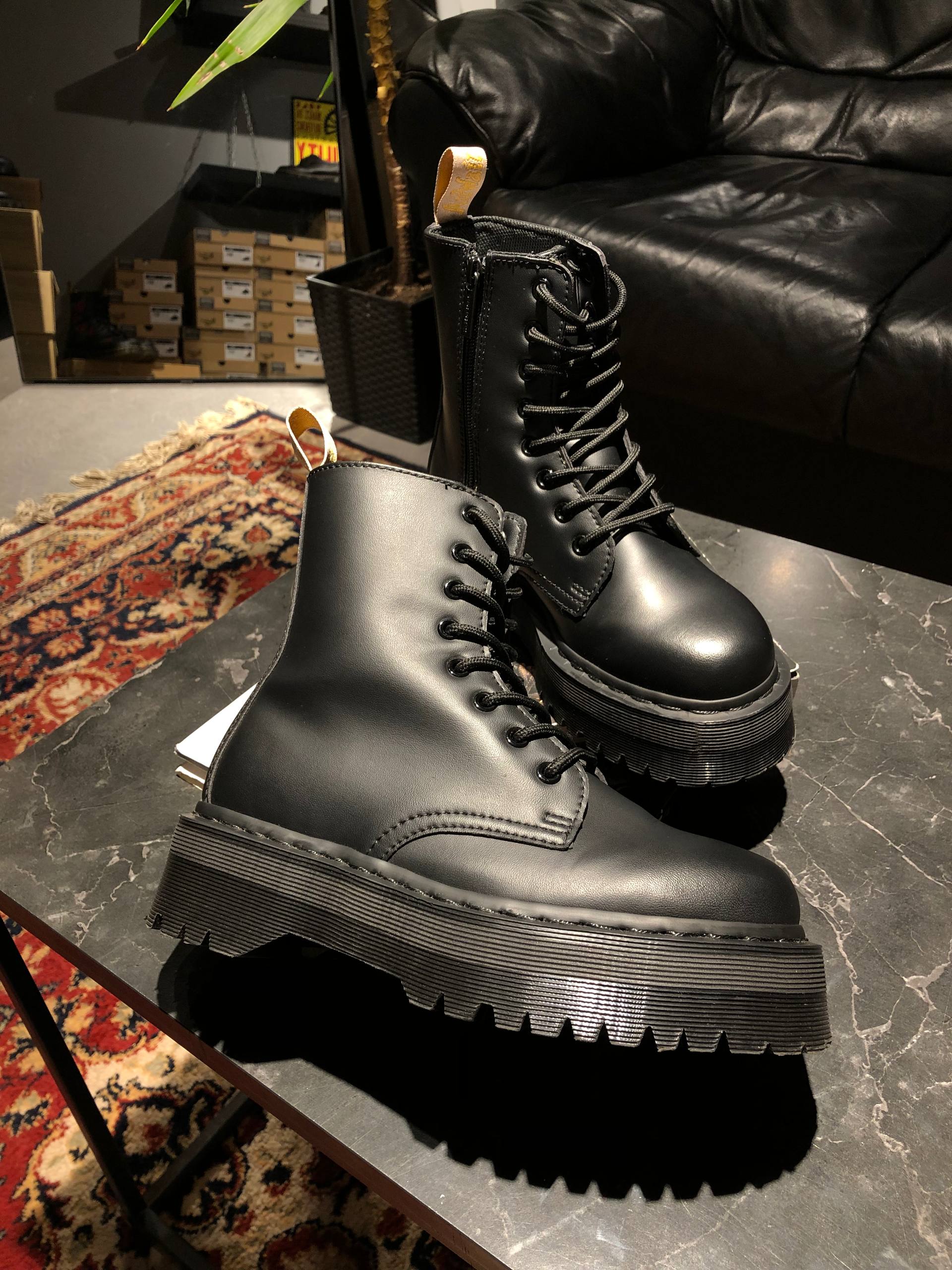 Dr. Martens Jadon II Vegan - Mono Black Felix - 38 Вживані черевики Dr. Martens Jadon II Vegan - Mono Black Felix - 38 в ідеальному стані