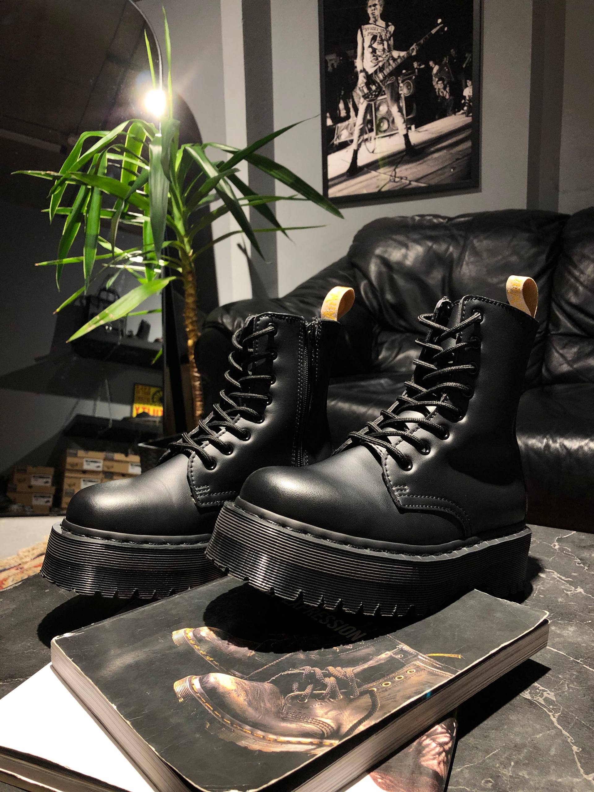 Dr. Martens Jadon II Vegan - Mono Black Felix - 38 Вживані черевики Dr. Martens Jadon II Vegan - Mono Black Felix - 38 в ідеальному стані