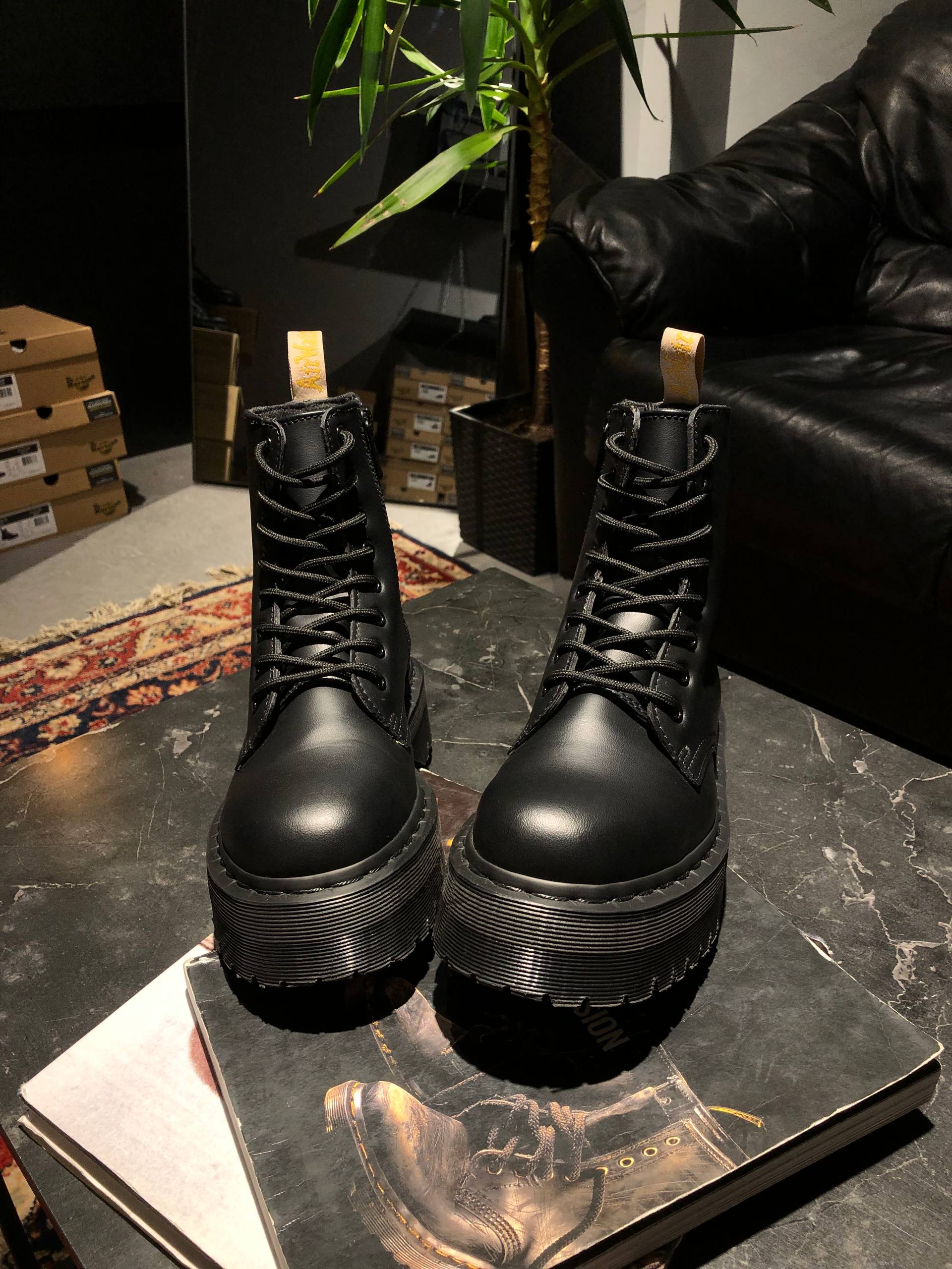 Dr. Martens Jadon II Vegan - Mono Black Felix - 38 Вживані черевики Dr. Martens Jadon II Vegan - Mono Black Felix - 38 в ідеальному стані