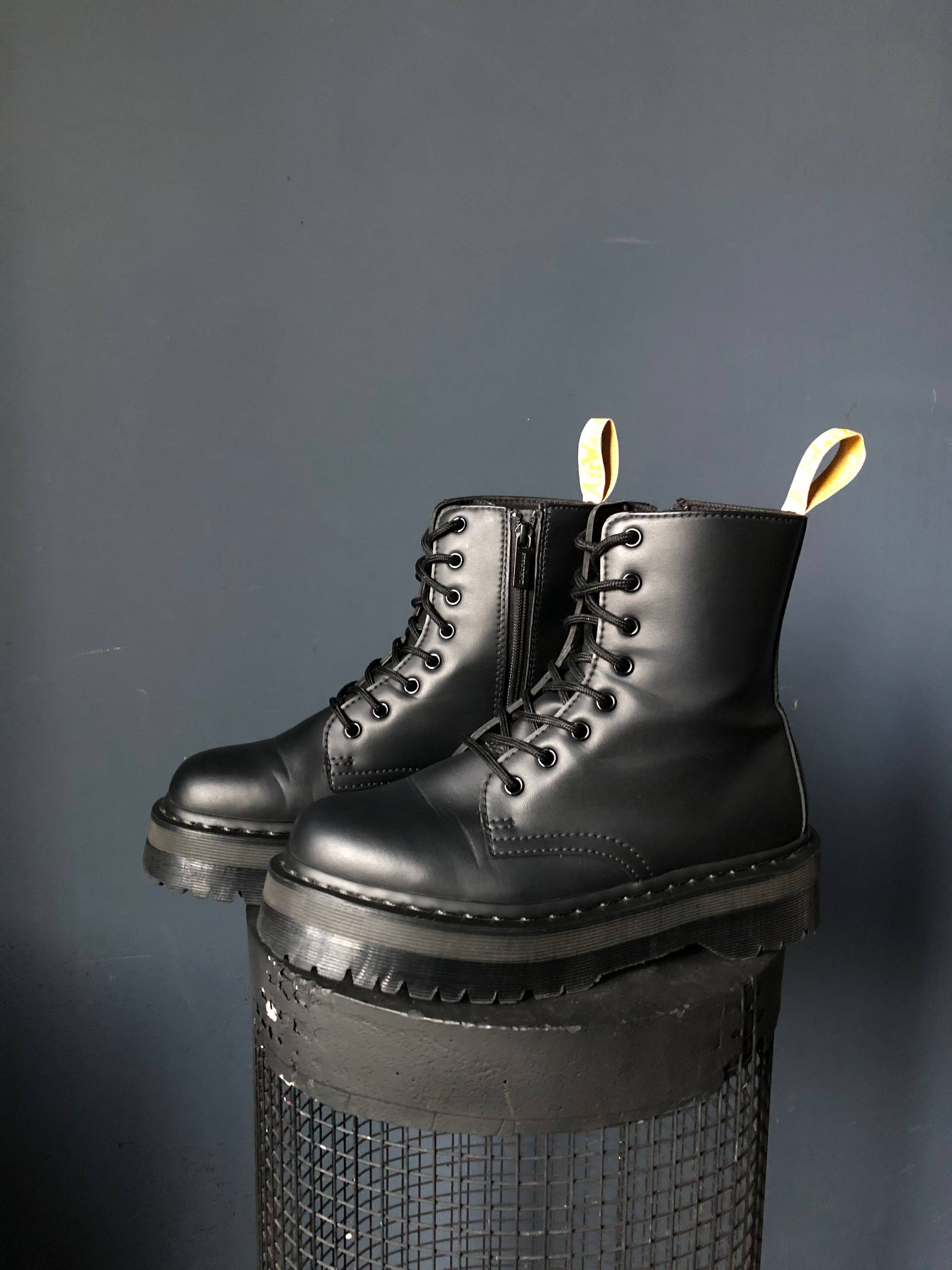 Dr. Martens Jadon II Vegan - Mono Black Felix Rub-Off (UK 7 EU 41) Вживані черевики Dr. Martens Jadon II Vegan - Mono Black Felix Rub-Off (UK 7 EU 41)