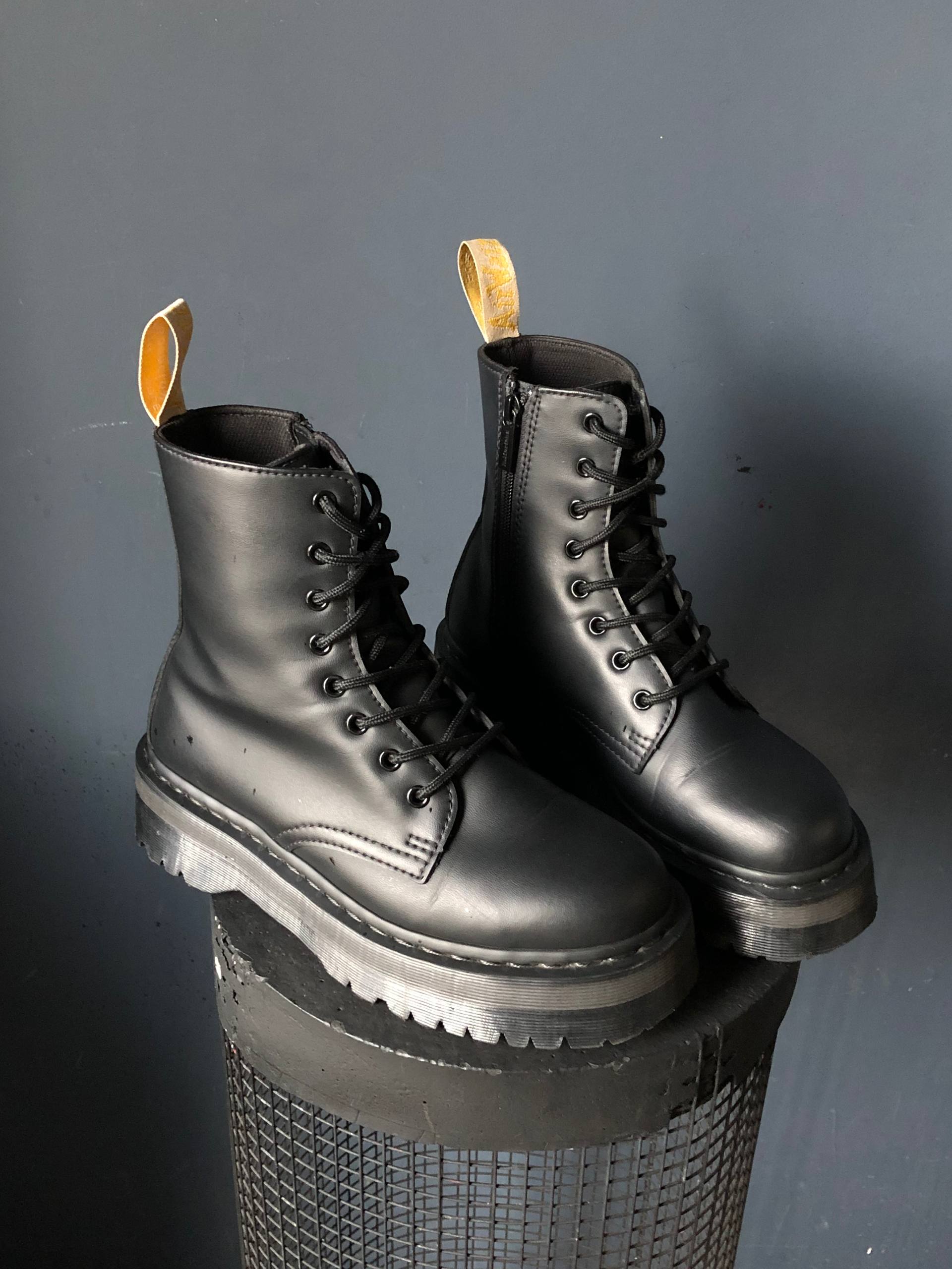 Dr. Martens Jadon II Vegan - Mono Black Felix Rub-Off (UK 7 EU 41) Вживані черевики Dr. Martens Jadon II Vegan - Mono Black Felix Rub-Off (UK 7 EU 41)