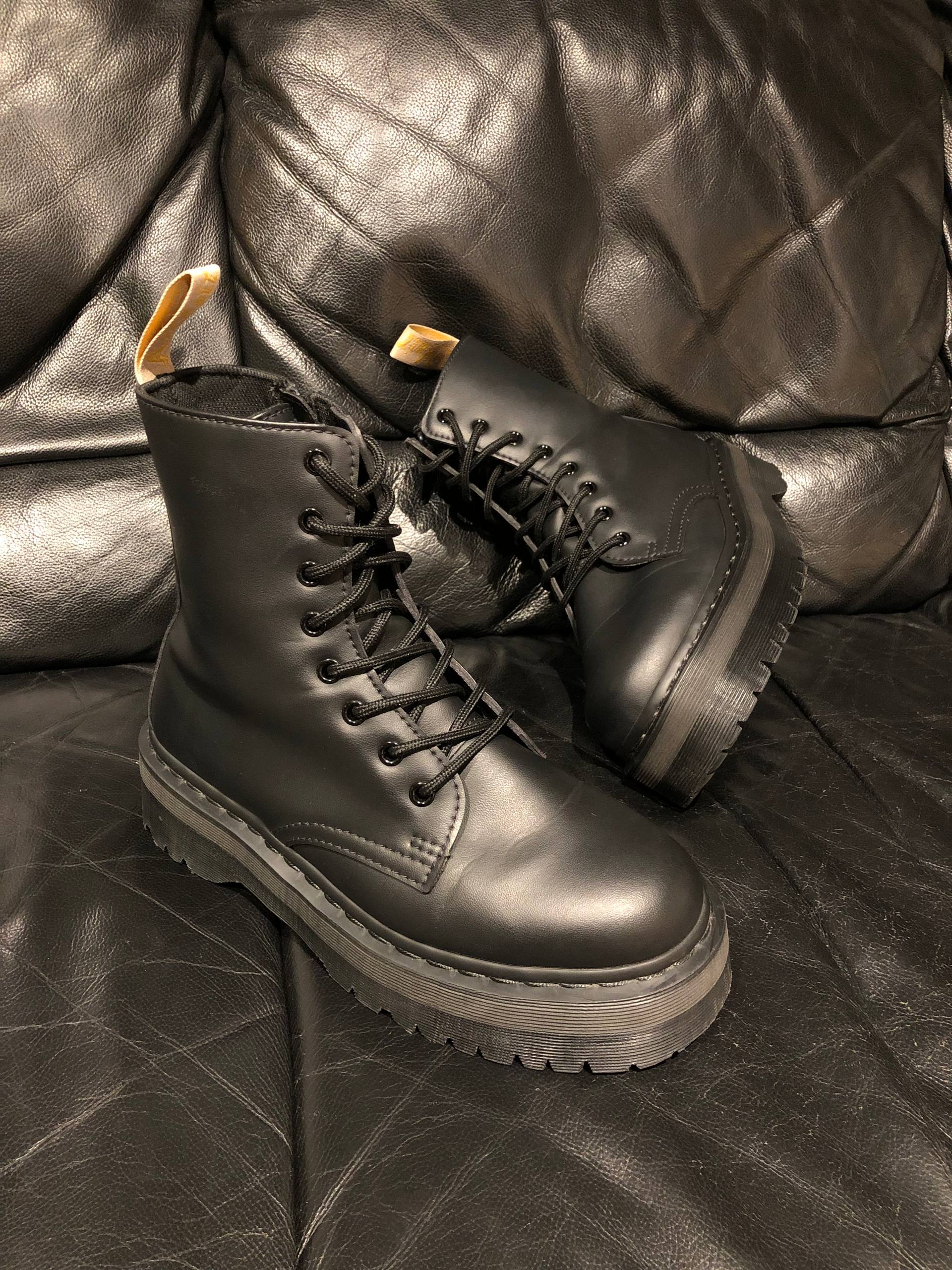 Dr. Martens Jadon II Vegan - Mono Black Felix Rub-Off (UK 7 EU 41) Вживані черевики Dr. Martens Jadon II Vegan - Mono Black Felix Rub-Off (UK 7 EU 41)