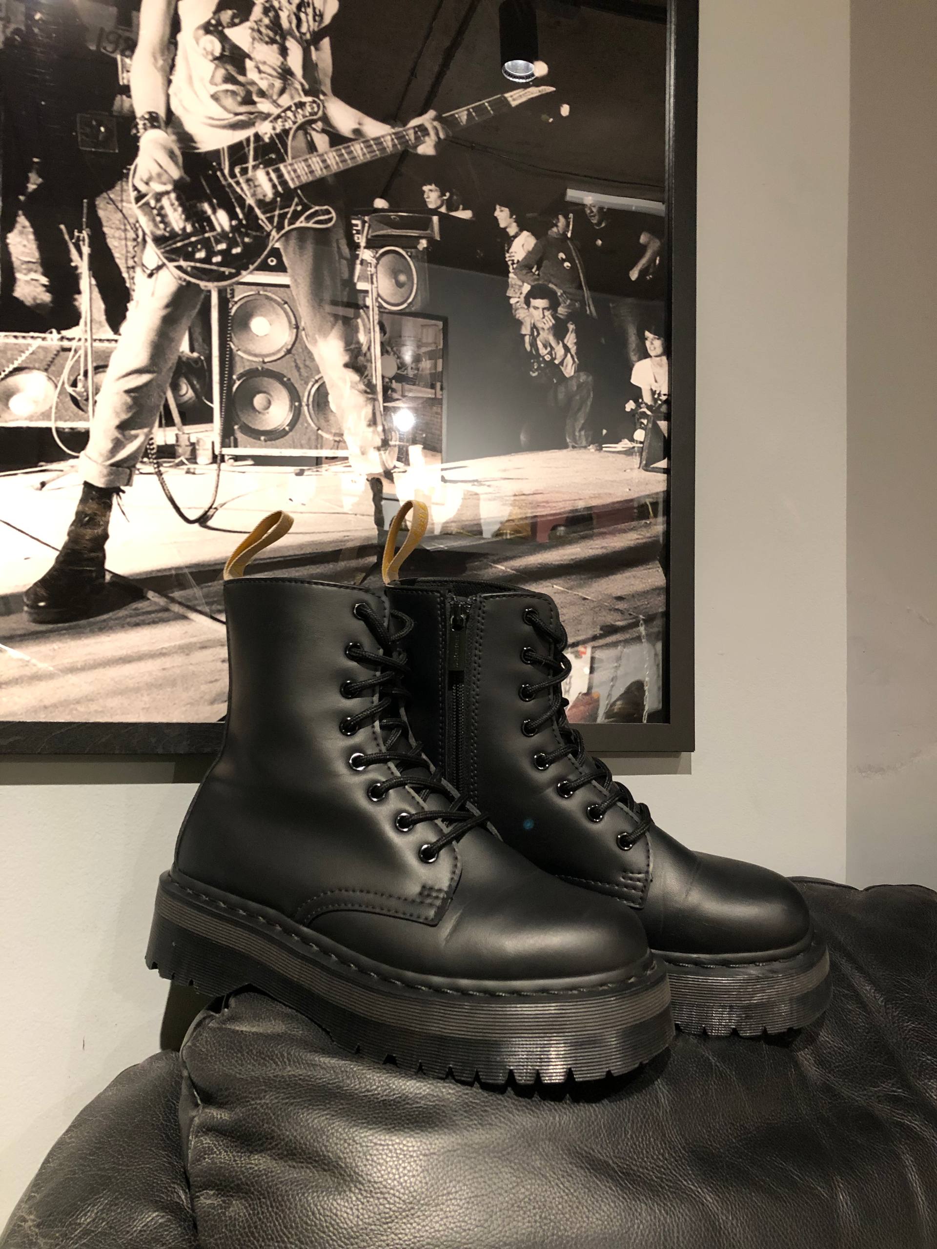 Dr. Martens Jadon II Vegan - Mono Black Felix Rub-Off (UK 7 EU 41) Вживані черевики Dr. Martens Jadon II Vegan - Mono Black Felix Rub-Off (UK 7 EU 41)