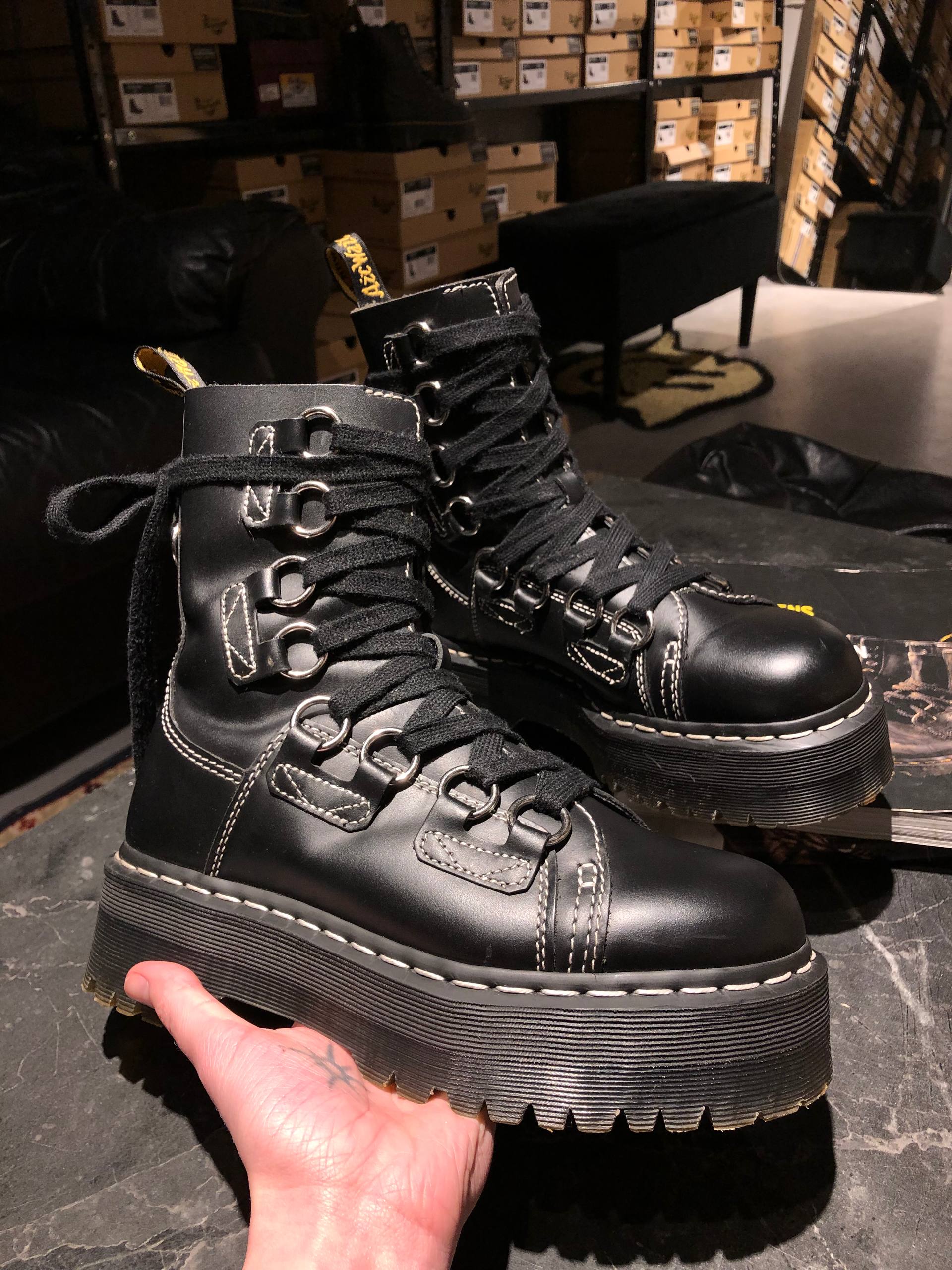 Dr. Martens Jadon XL Black Haircell (UK 5 EU 38) Вживані черевики Dr. Martens Jadon XL Black Haircell (UK 5 EU 38) з мінімальними ознаками експлуатації. Виготовленні з міцної шкіри на платформі.
