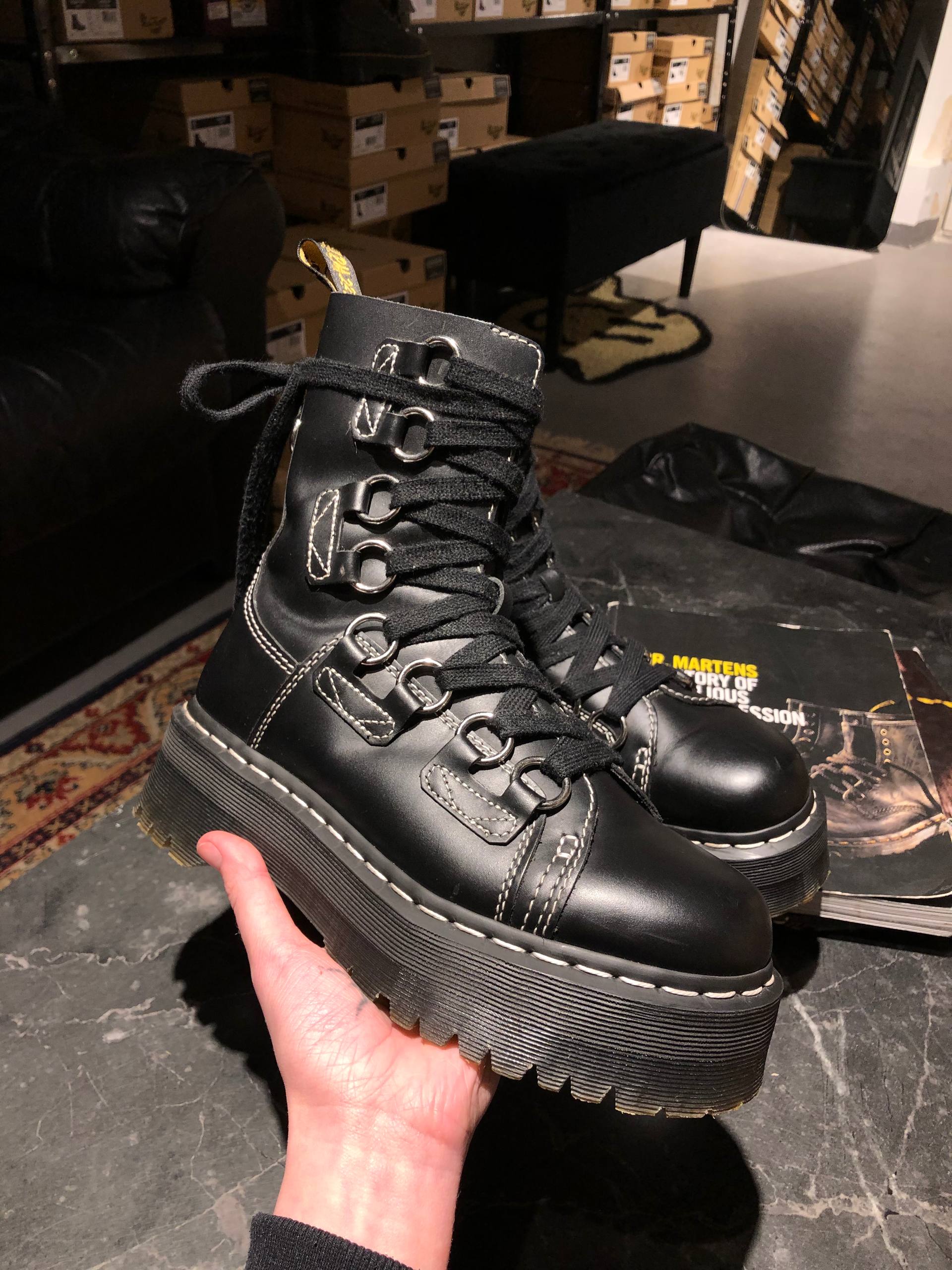 Dr. Martens Jadon XL Black Haircell (UK 5 EU 38) Вживані черевики Dr. Martens Jadon XL Black Haircell (UK 5 EU 38) з мінімальними ознаками експлуатації. Виготовленні з міцної шкіри на платформі.