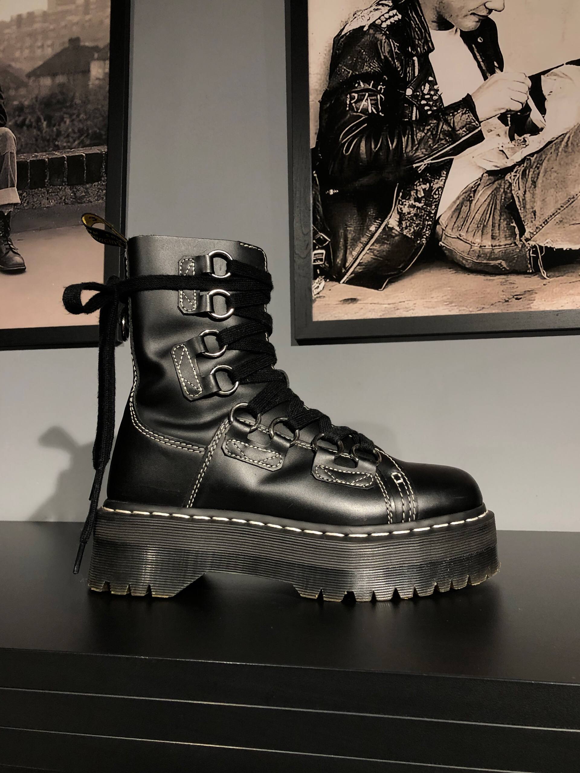 Dr. Martens Jadon XL Black Haircell (UK 5 EU 38) Вживані черевики Dr. Martens Jadon XL Black Haircell (UK 5 EU 38) з мінімальними ознаками експлуатації. Виготовленні з міцної шкіри на платформі.