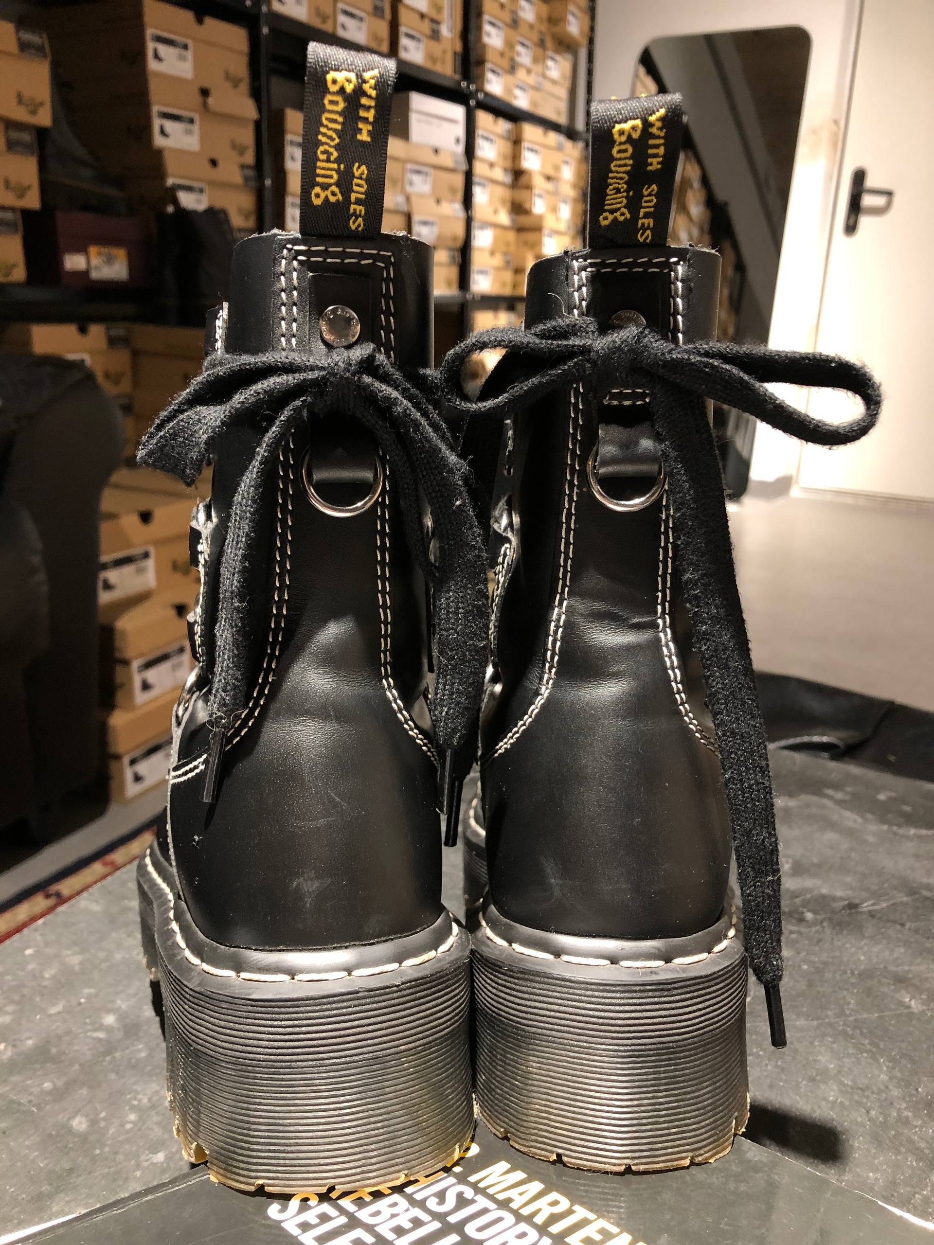 Dr. Martens Jadon XL Black Haircell (UK 5 EU 38) Вживані черевики Dr. Martens Jadon XL Black Haircell (UK 5 EU 38) з мінімальними ознаками експлуатації. Виготовленні з міцної шкіри на платформі.