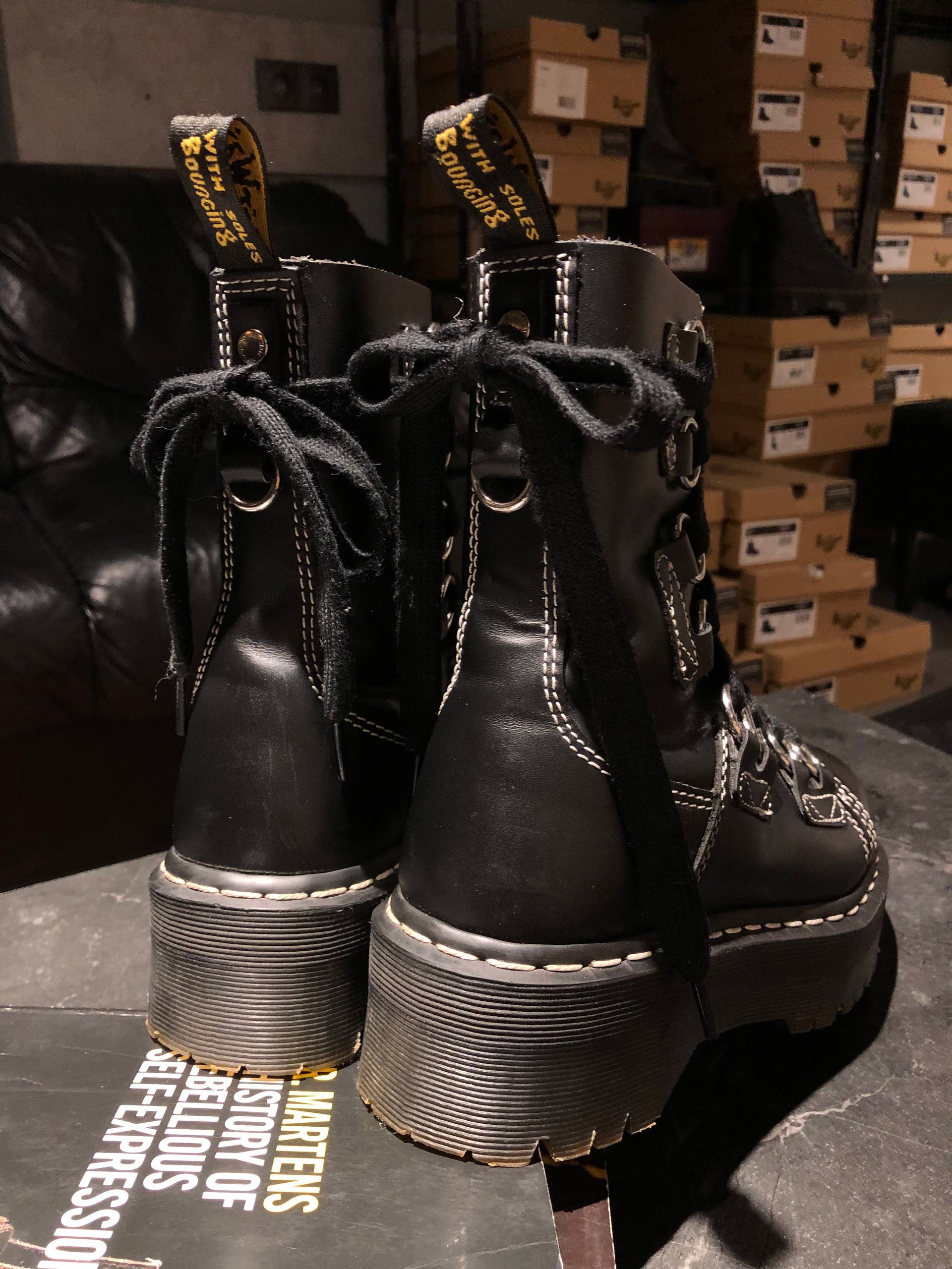 Dr. Martens Jadon XL Black Haircell (UK 5 EU 38) Вживані черевики Dr. Martens Jadon XL Black Haircell (UK 5 EU 38) з мінімальними ознаками експлуатації. Виготовленні з міцної шкіри на платформі.