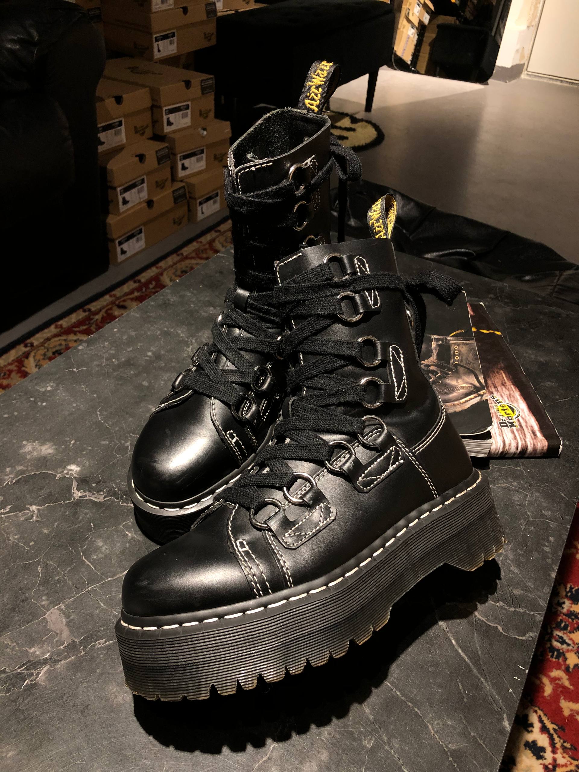 Dr. Martens Jadon XL Black Haircell (UK 5 EU 38) Вживані черевики Dr. Martens Jadon XL Black Haircell (UK 5 EU 38) з мінімальними ознаками експлуатації. Виготовленні з міцної шкіри на платформі.