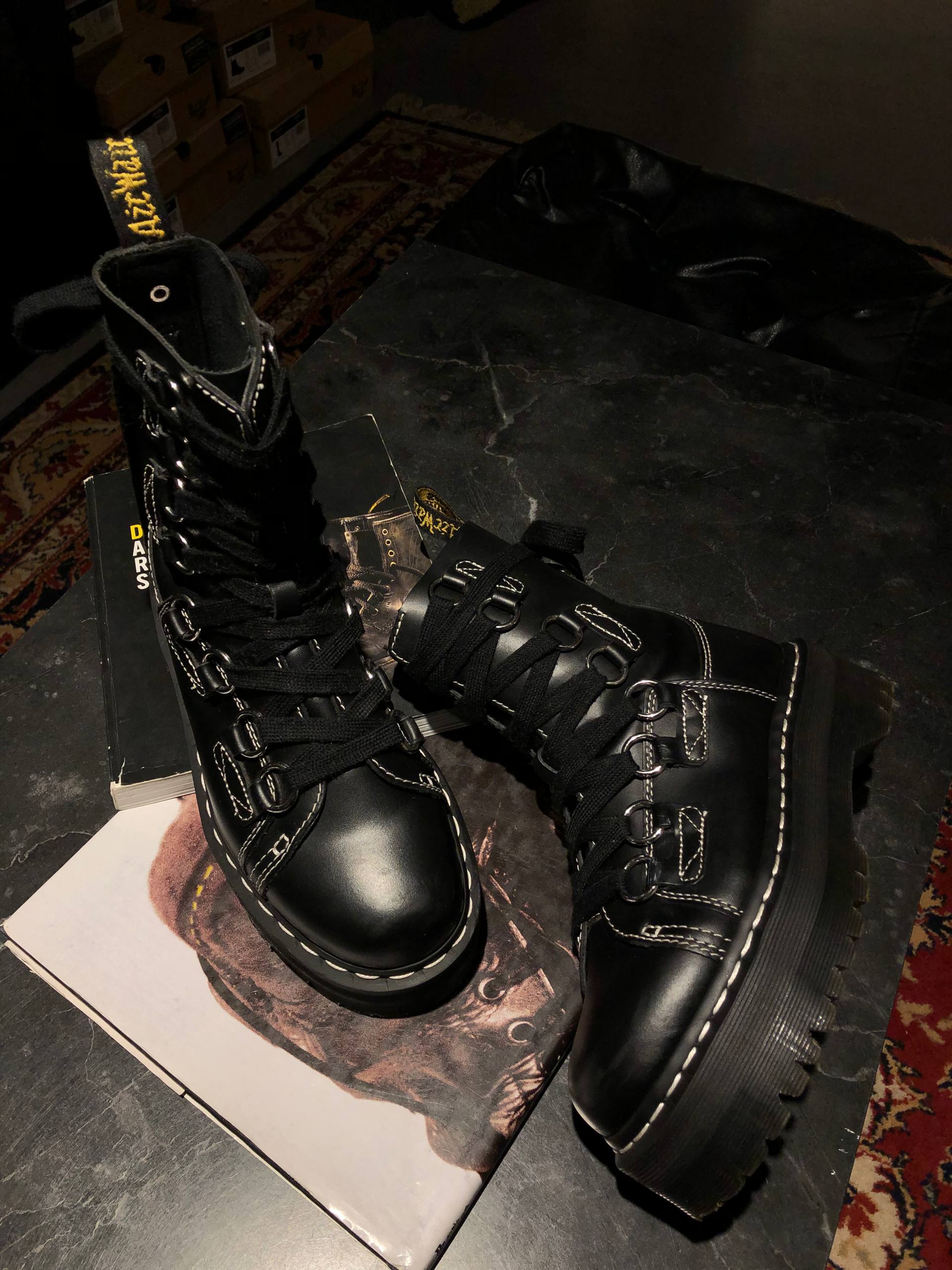 Dr. Martens Jadon XL Black Haircell (UK 5 EU 38) Вживані черевики Dr. Martens Jadon XL Black Haircell (UK 5 EU 38) з мінімальними ознаками експлуатації. Виготовленні з міцної шкіри на платформі.