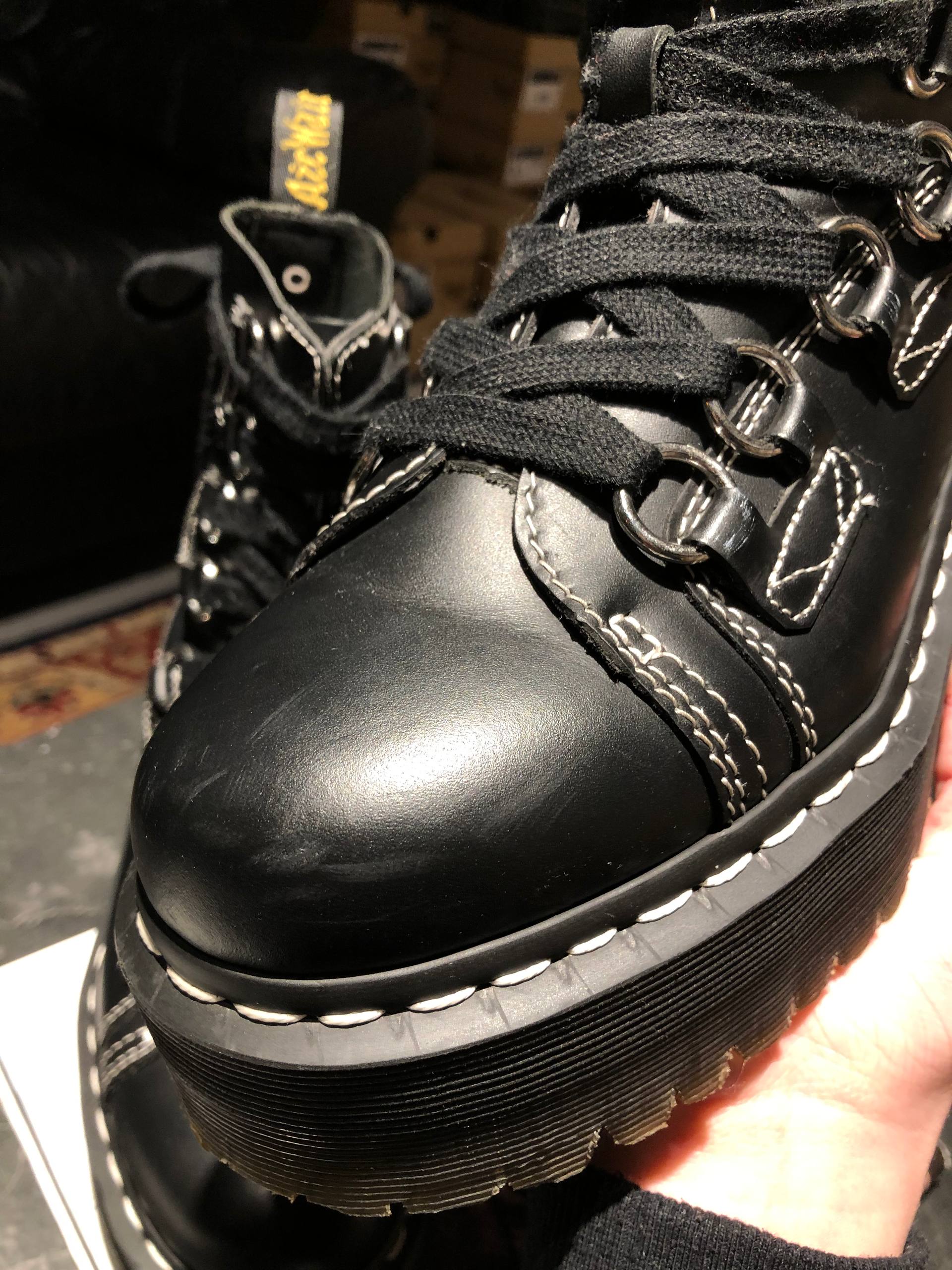Dr. Martens Jadon XL Black Haircell (UK 5 EU 38) Вживані черевики Dr. Martens Jadon XL Black Haircell (UK 5 EU 38) з мінімальними ознаками експлуатації. Виготовленні з міцної шкіри на платформі.