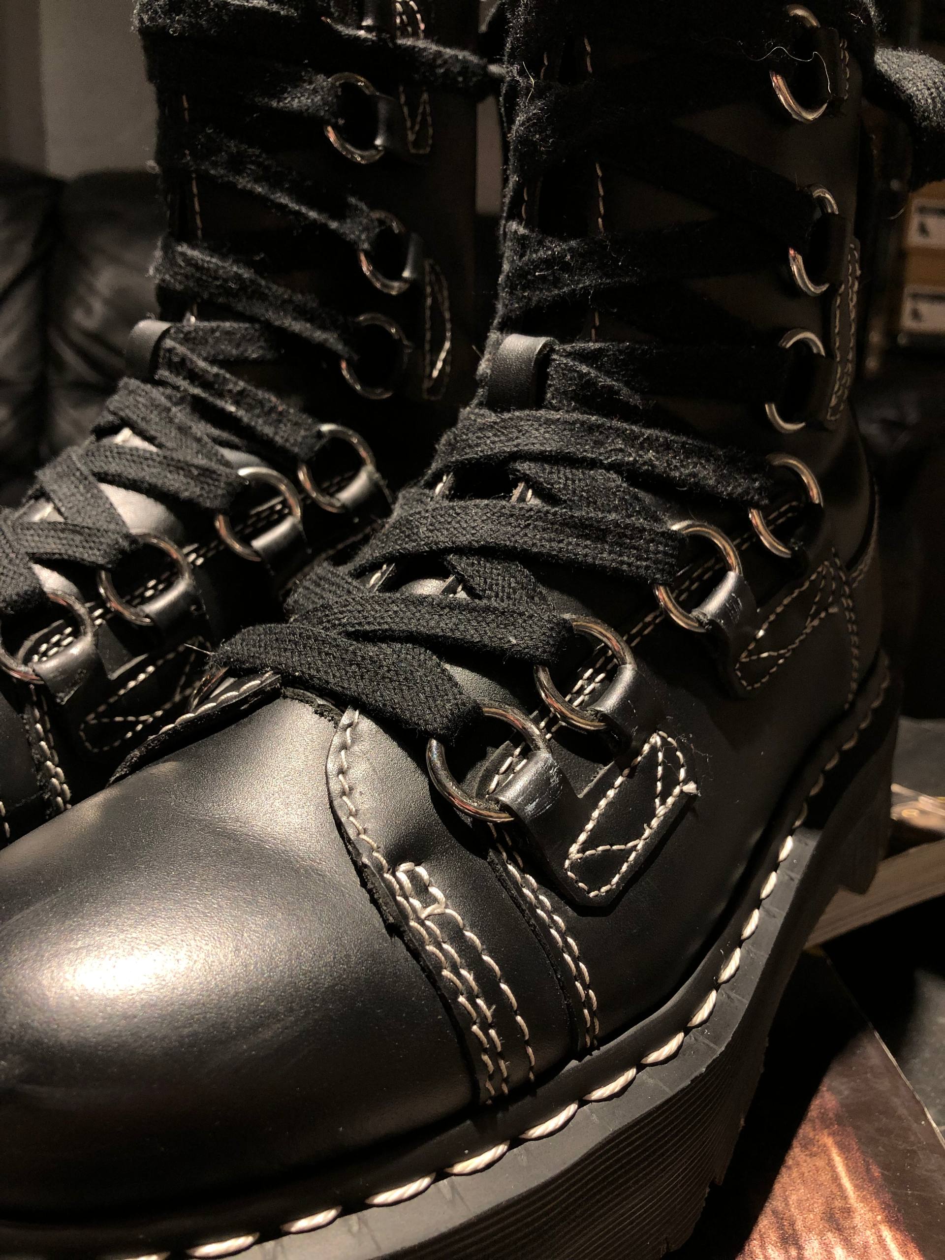 Dr. Martens Jadon XL Black Haircell (UK 5 EU 38) Вживані черевики Dr. Martens Jadon XL Black Haircell (UK 5 EU 38) з мінімальними ознаками експлуатації. Виготовленні з міцної шкіри на платформі.