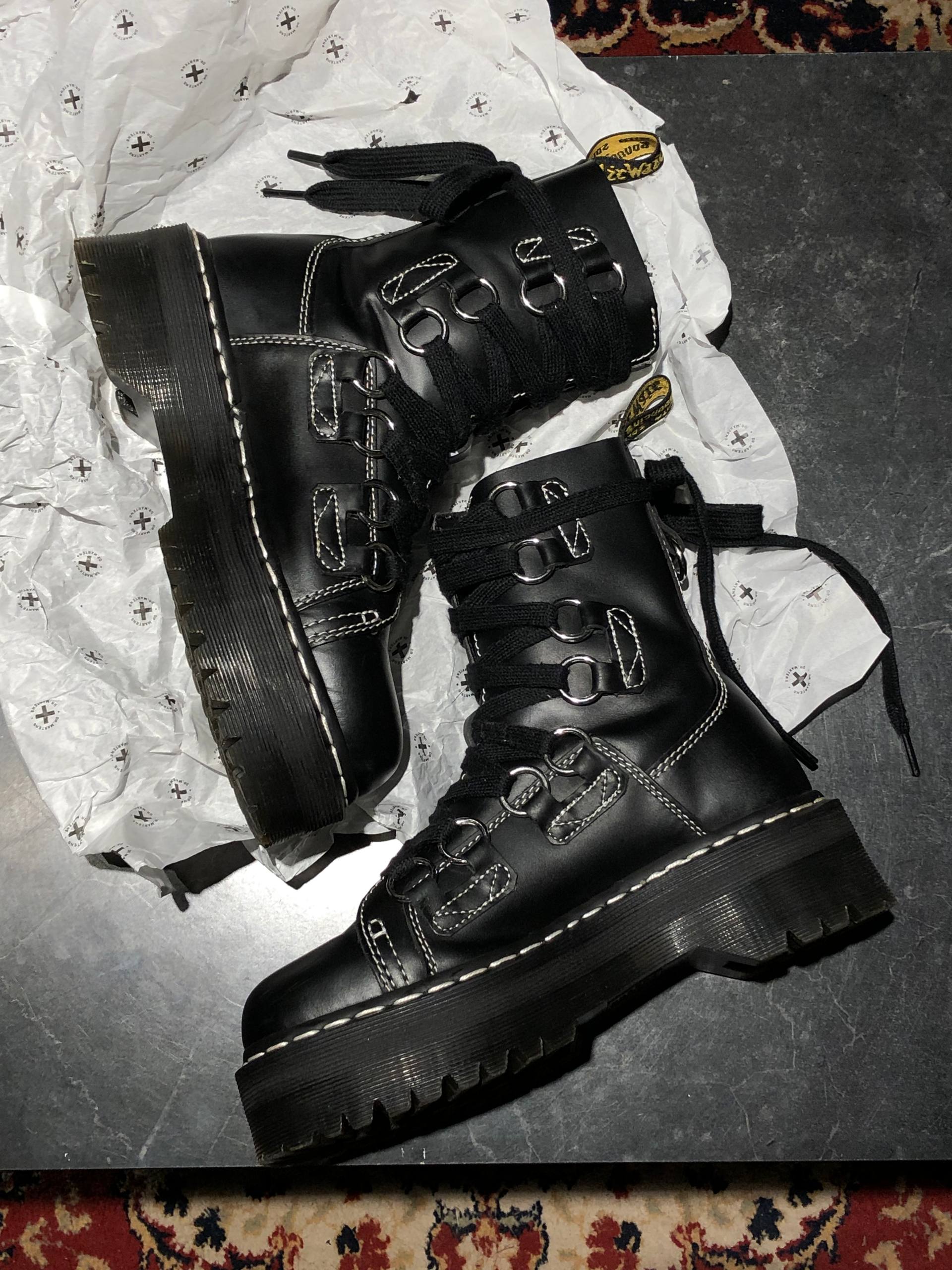 Dr. Martens Jadon XL Black Haircell (UK 5 EU 38) Вживані черевики Dr. Martens Jadon XL Black Haircell (UK 5 EU 38) з мінімальними ознаками експлуатації. Виготовленні з міцної шкіри на платформі.
