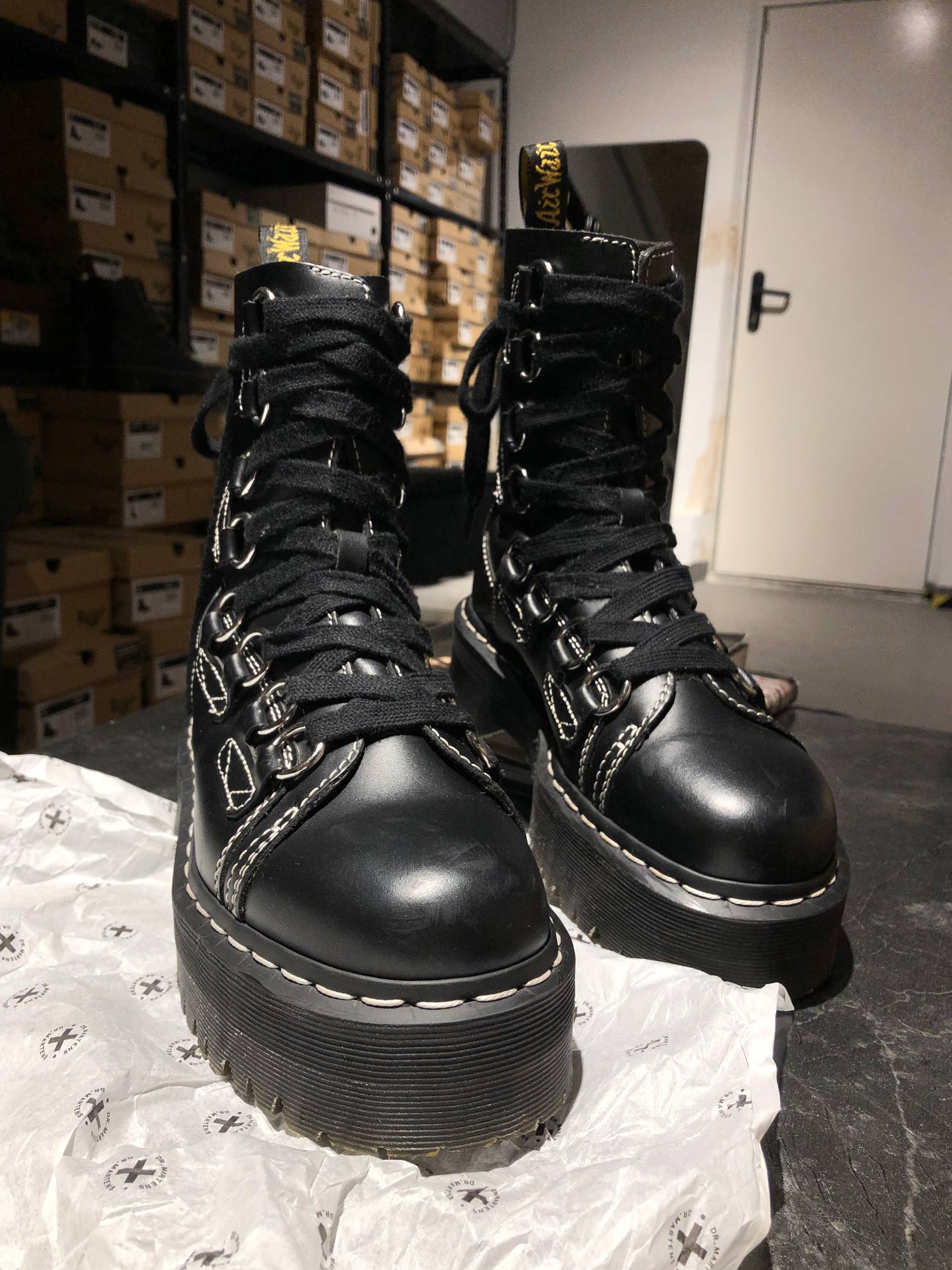 Dr. Martens Jadon XL Black Haircell (UK 5 EU 38) Вживані черевики Dr. Martens Jadon XL Black Haircell (UK 5 EU 38) з мінімальними ознаками експлуатації. Виготовленні з міцної шкіри на платформі.