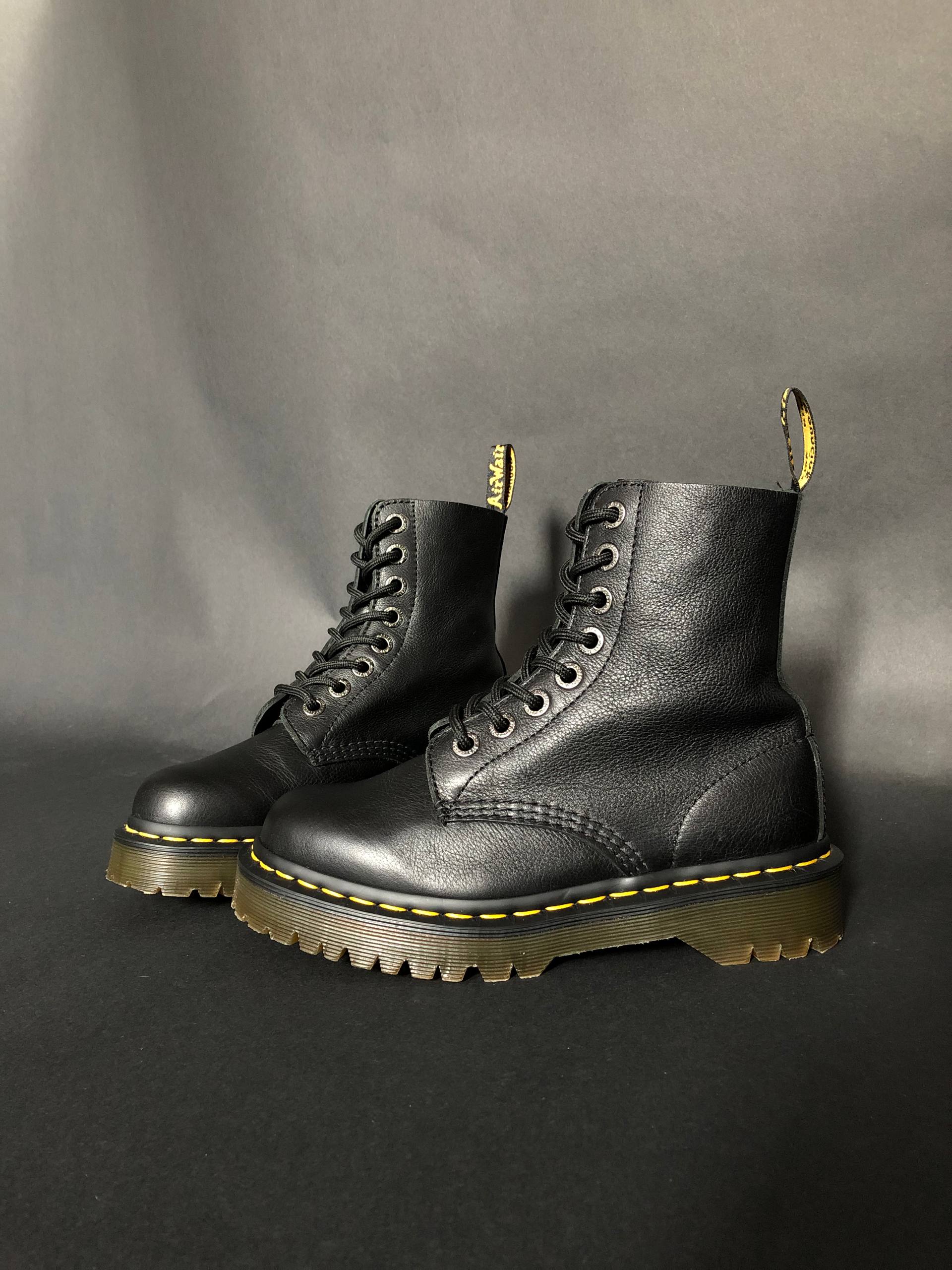 Dr. Martens Pascal Bex - Black Pisa (UK 4 EU 37) Вживані черевики Dr. Martens Pascal Bex - Black Pisa (UK 4 EU 37) в ідеальному стані. Dr. Martens Pascal Bex - Black Pisa (UK 4 EU 37) resale