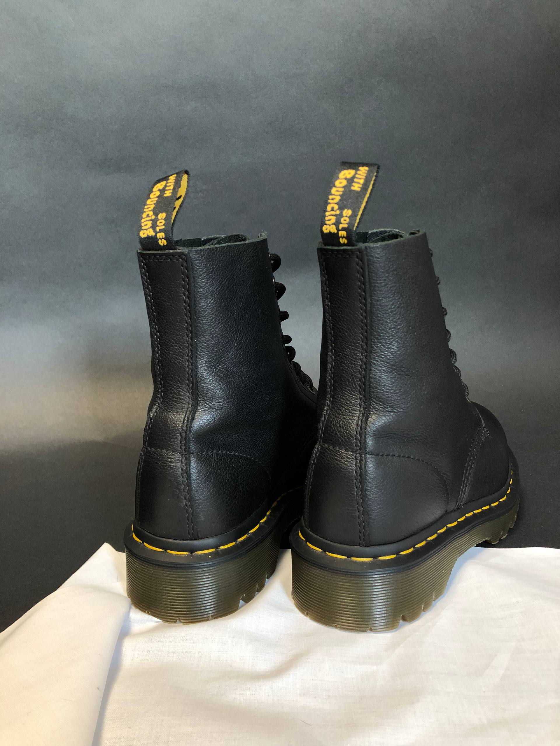 Dr. Martens Pascal Bex - Black Pisa (UK 4 EU 37) Вживані черевики Dr. Martens Pascal Bex - Black Pisa (UK 4 EU 37) в ідеальному стані. Dr. Martens Pascal Bex - Black Pisa (UK 4 EU 37) resale