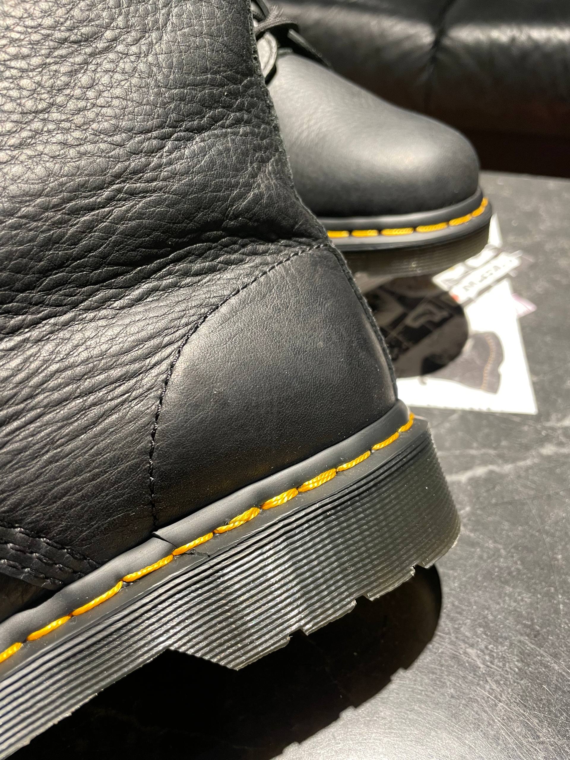 Dr. Martens 1460 - Black Ambassador (UK 9 EU 43) Б/у черевики Dr. Martens 1460 - Black Ambassador (UK 9 EU 43) в хорошому стані, вживане взуття Dr. Martens 1460 - Black Ambassador (UK 9 EU 43)