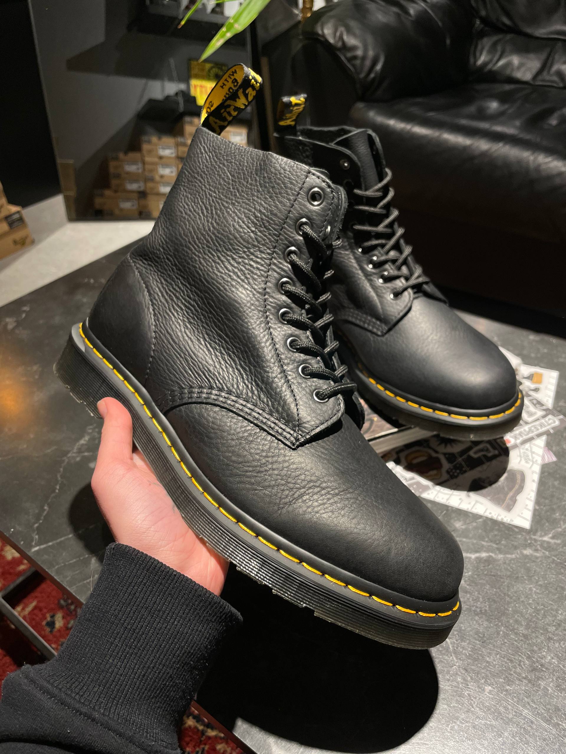 Dr. Martens 1460 - Black Ambassador (UK 9 EU 43) Б/у черевики Dr. Martens 1460 - Black Ambassador (UK 9 EU 43) в хорошому стані, вживане взуття Dr. Martens 1460 - Black Ambassador (UK 9 EU 43)