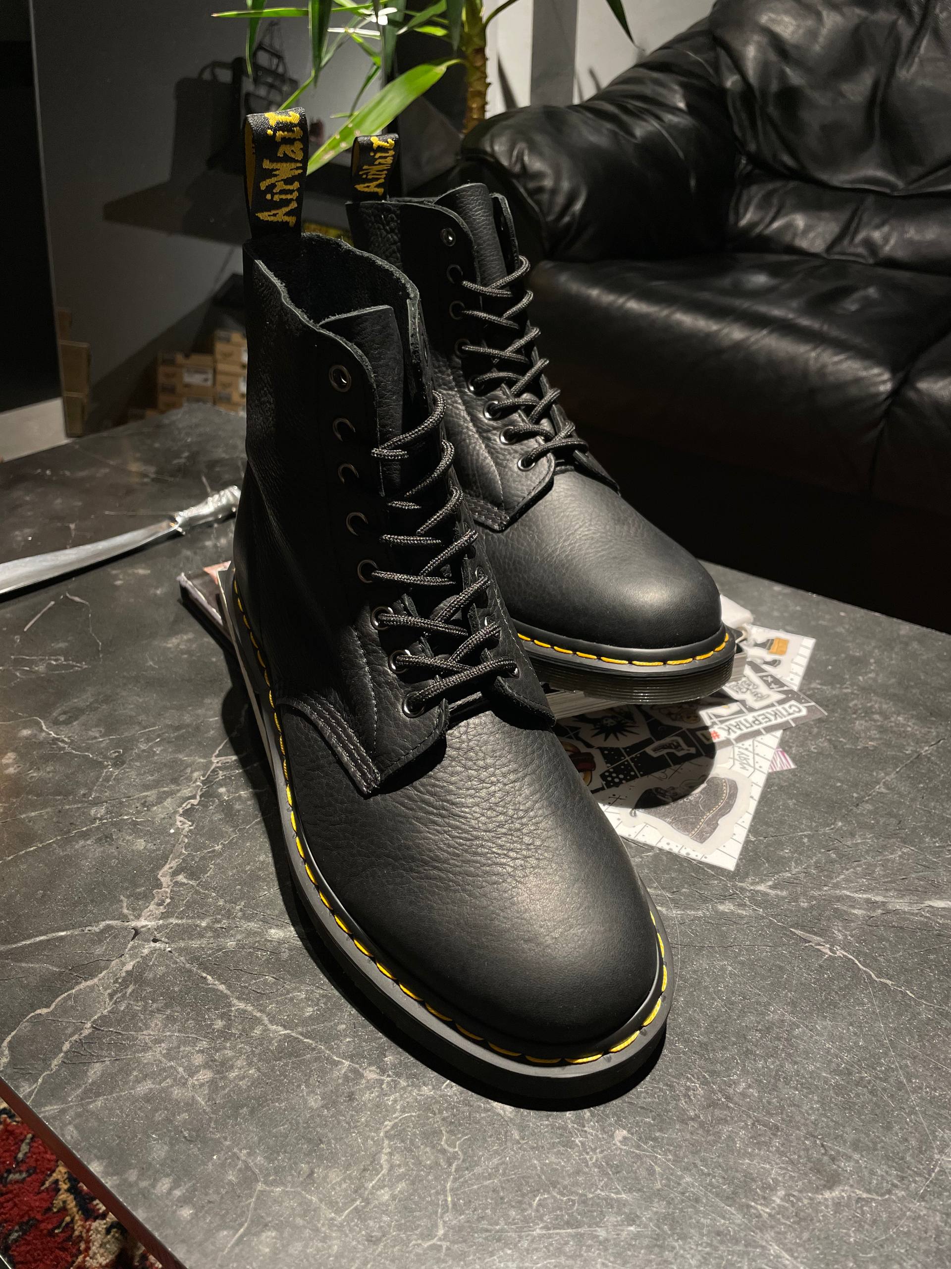 Dr. Martens 1460 - Black Ambassador (UK 9 EU 43) Б/у черевики Dr. Martens 1460 - Black Ambassador (UK 9 EU 43) в хорошому стані, вживане взуття Dr. Martens 1460 - Black Ambassador (UK 9 EU 43)