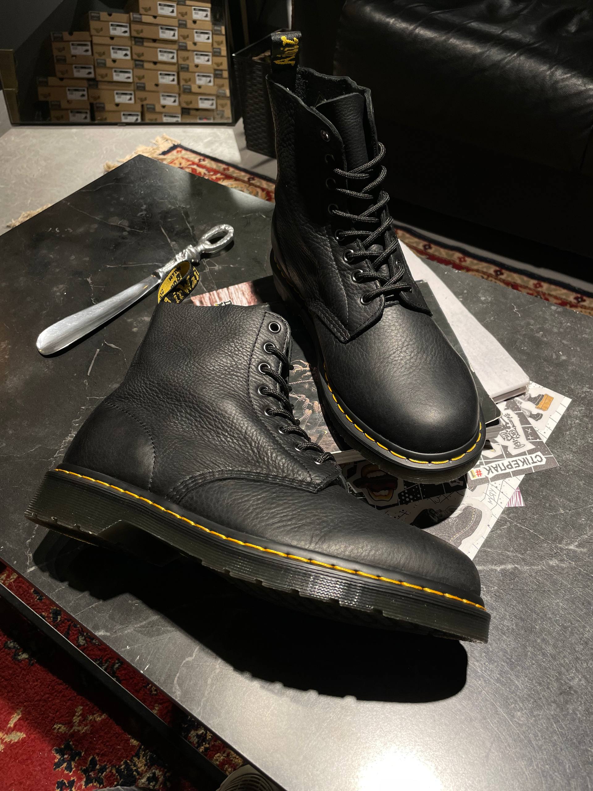 Dr. Martens 1460 - Black Ambassador (UK 9 EU 43) Б/у черевики Dr. Martens 1460 - Black Ambassador (UK 9 EU 43) в хорошому стані, вживане взуття Dr. Martens 1460 - Black Ambassador (UK 9 EU 43)