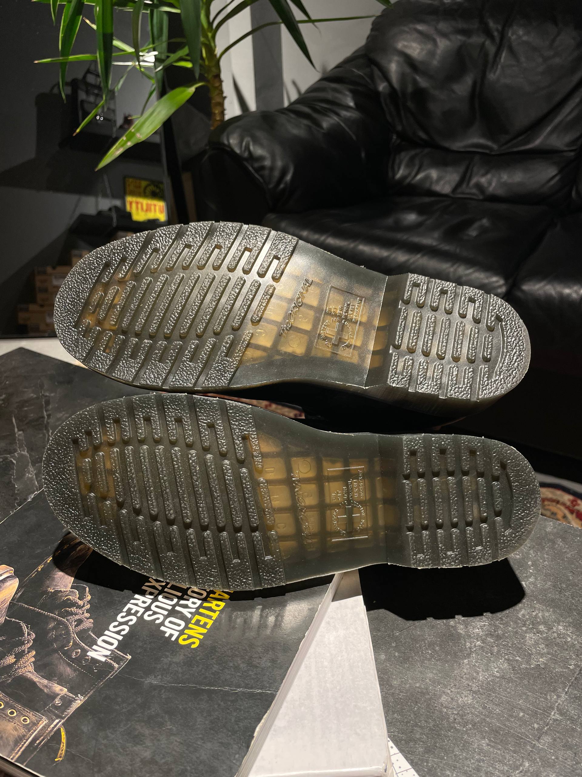 Dr. Martens 1460 - Black Ambassador (UK 9 EU 43) Б/у черевики Dr. Martens 1460 - Black Ambassador (UK 9 EU 43) в хорошому стані, вживане взуття Dr. Martens 1460 - Black Ambassador (UK 9 EU 43)