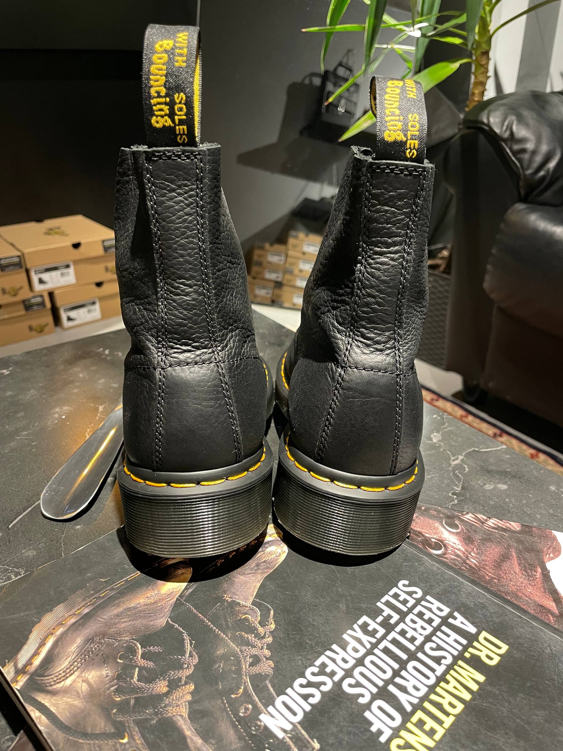 Dr. Martens 1460 - Black Ambassador (UK 9 EU 43) Б/у черевики Dr. Martens 1460 - Black Ambassador (UK 9 EU 43) в хорошому стані, вживане взуття Dr. Martens 1460 - Black Ambassador (UK 9 EU 43)