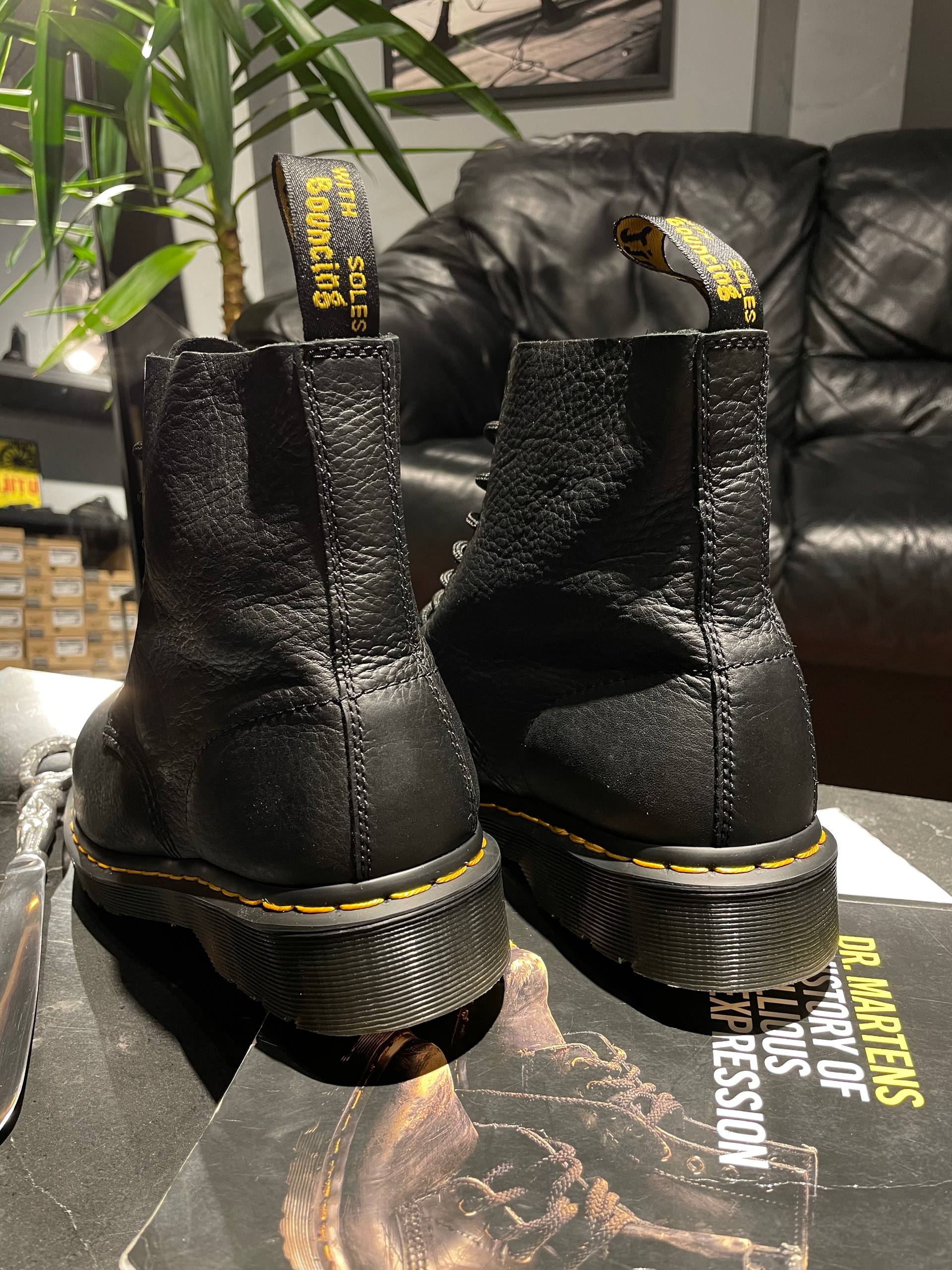 Dr. Martens 1460 - Black Ambassador (UK 9 EU 43) Б/у черевики Dr. Martens 1460 - Black Ambassador (UK 9 EU 43) в хорошому стані, вживане взуття Dr. Martens 1460 - Black Ambassador (UK 9 EU 43)