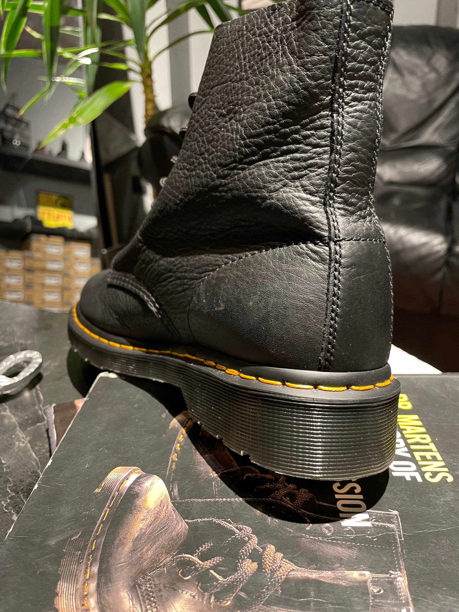 Dr. Martens 1460 - Black Ambassador (UK 9 EU 43) Б/у черевики Dr. Martens 1460 - Black Ambassador (UK 9 EU 43) в хорошому стані, вживане взуття Dr. Martens 1460 - Black Ambassador (UK 9 EU 43)