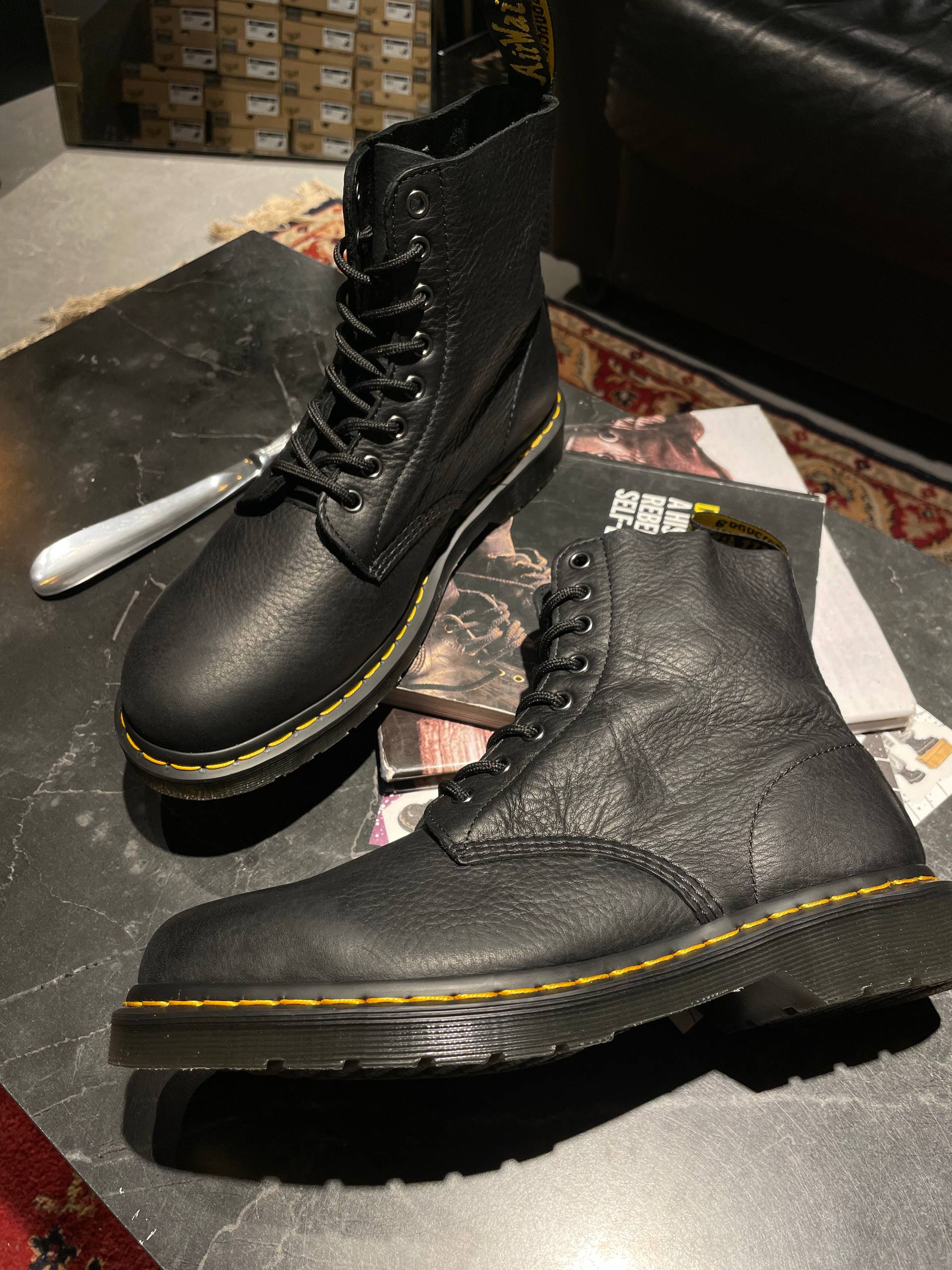 Dr. Martens 1460 - Black Ambassador (UK 9 EU 43) Б/у черевики Dr. Martens 1460 - Black Ambassador (UK 9 EU 43) в хорошому стані, вживане взуття Dr. Martens 1460 - Black Ambassador (UK 9 EU 43)