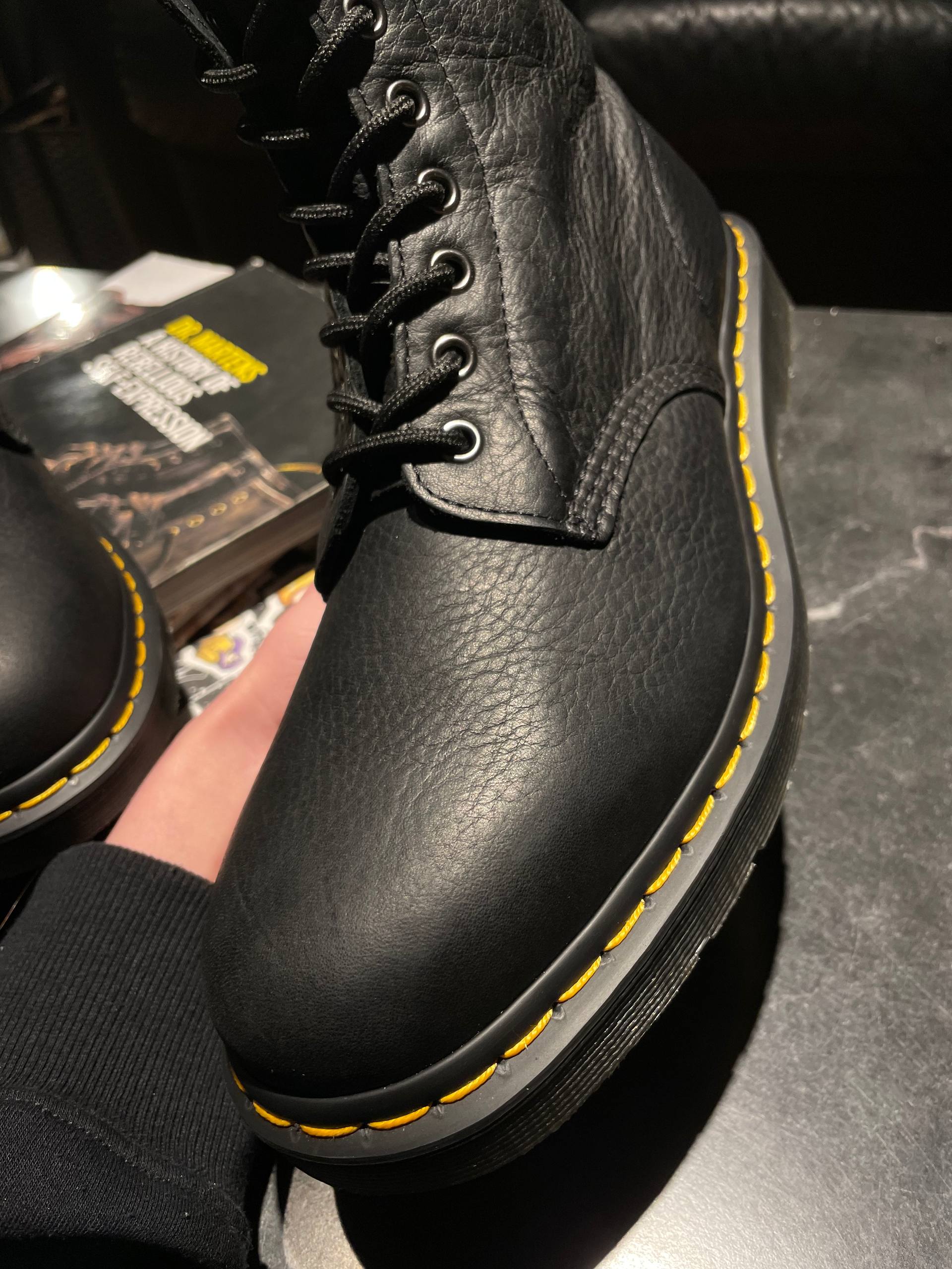 Dr. Martens 1460 - Black Ambassador (UK 9 EU 43) Б/у черевики Dr. Martens 1460 - Black Ambassador (UK 9 EU 43) в хорошому стані, вживане взуття Dr. Martens 1460 - Black Ambassador (UK 9 EU 43)