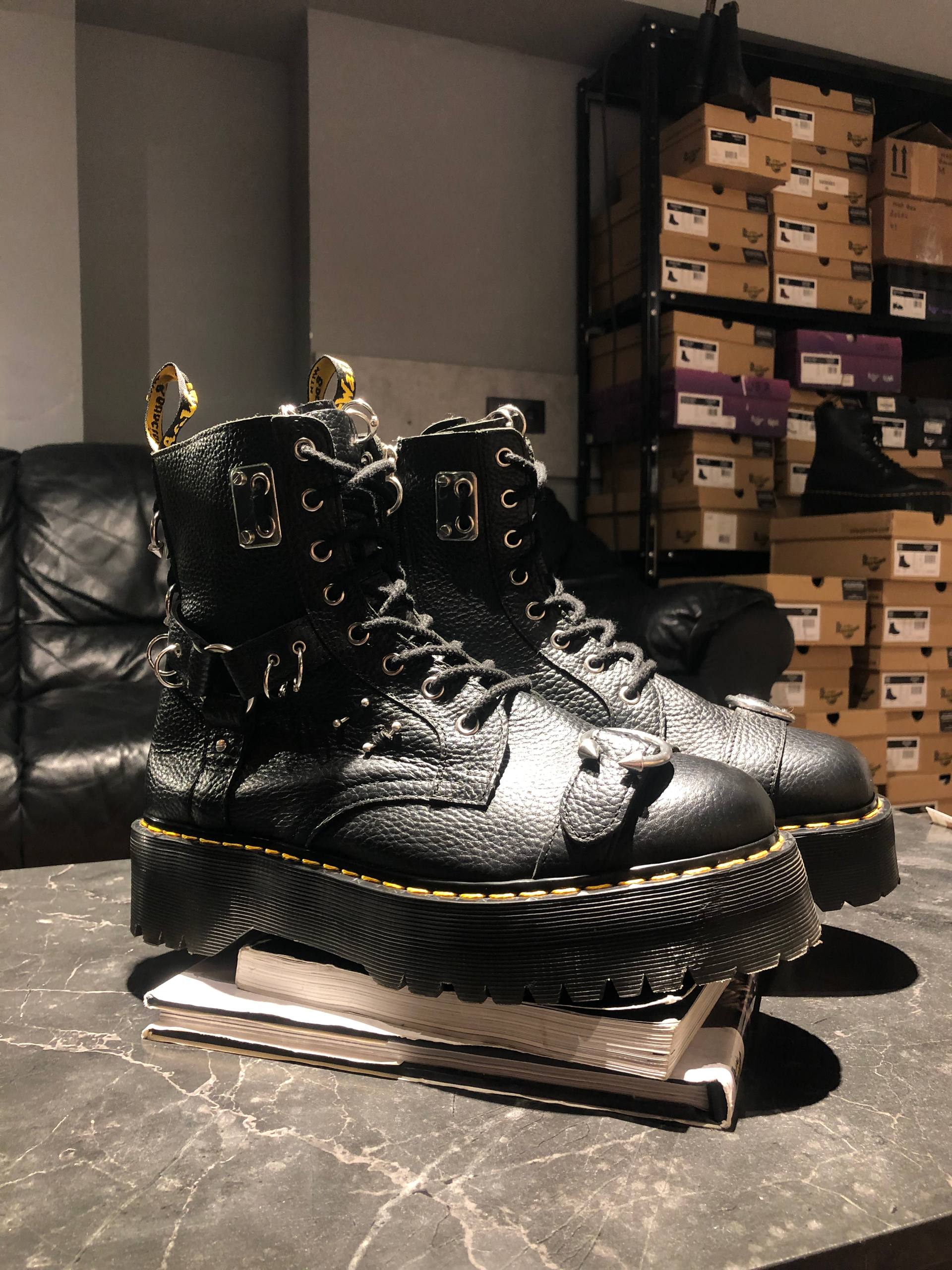Dr. Martens Jadon Piercing - Black Milled Nappa (UK 10 EU 45) (10) Оригінальні Dr. Martens Jadon Piercing - Black Milled Nappa (UK 10 EU 45) в хорошому стані на resale.martens.com.ua