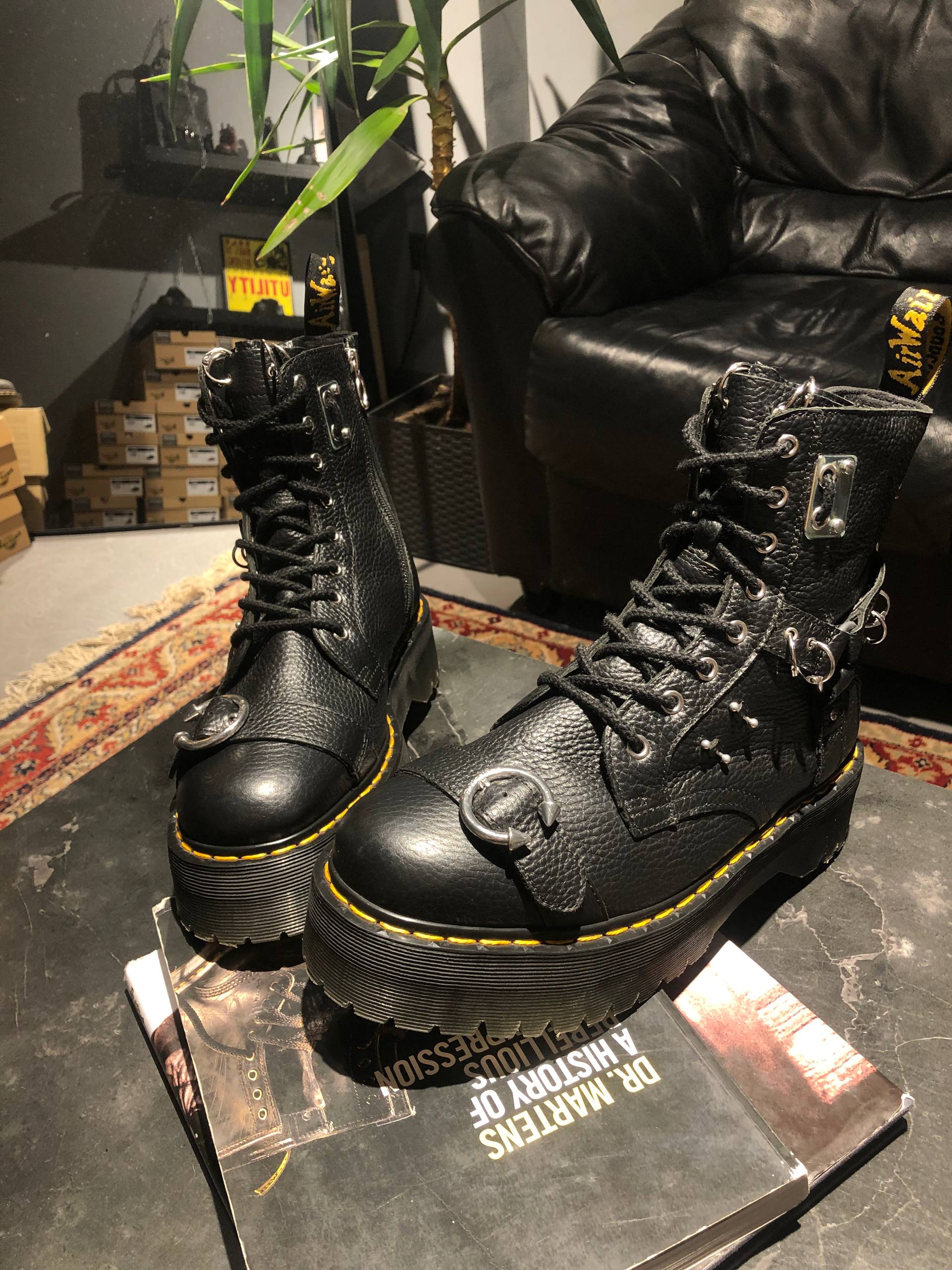 Dr. Martens Jadon Piercing - Black Milled Nappa (UK 10 EU 45) (11) Оригінальні Dr. Martens Jadon Piercing - Black Milled Nappa (UK 10 EU 45) в хорошому стані на resale.martens.com.ua