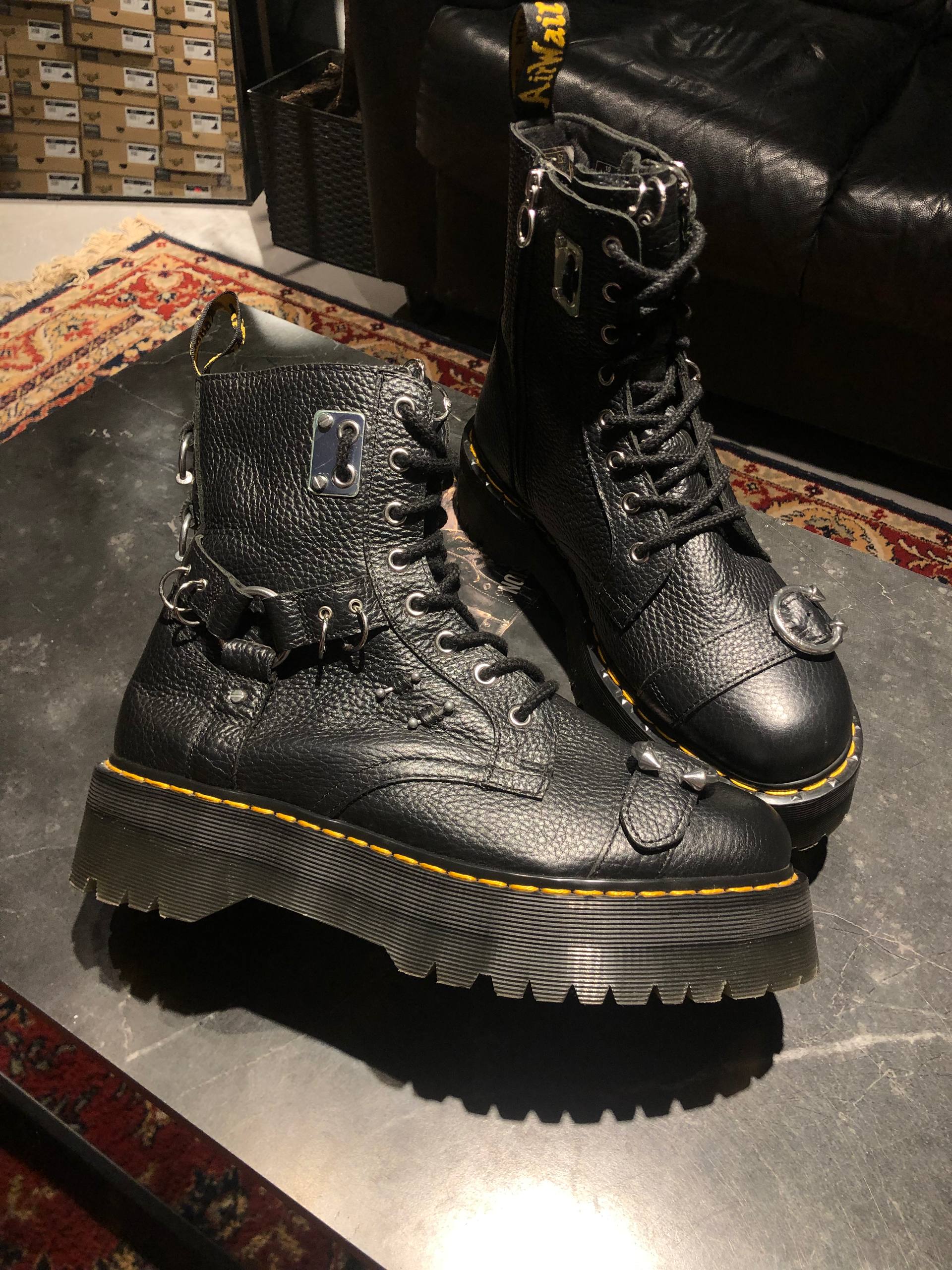 Dr. Martens Jadon Piercing - Black Milled Nappa (UK 10 EU 45) (12) Оригінальні Dr. Martens Jadon Piercing - Black Milled Nappa (UK 10 EU 45) в хорошому стані на resale.martens.com.ua